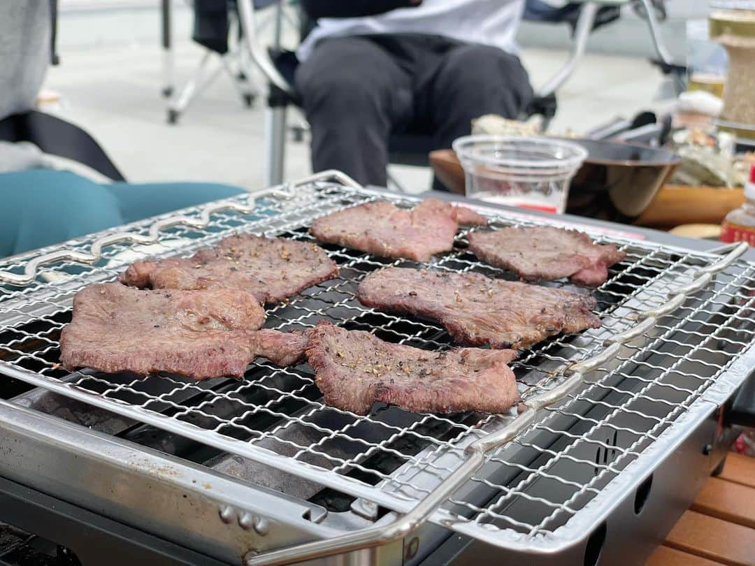 中田あすみさんのインスタグラム写真 - (中田あすみInstagram)「最高な宴に参加してきました…！！ お家でBBQ！！🍖🦪🍴🍻✨ ビールサーバーがある家飲みなんて初めて…！🥹✨ ご飯も美味し過ぎるし皆んなで飲むビールは最高でした🍺 有紗も途中から合流して、皆んなで楽しい時間を過ごしました〜☺️ 石部ちゃんご夫妻、本当にありがとう💕  #天てれ #最高に楽しかった #暖かくなって嬉しい #また集まりましょう」3月6日 15時56分 - asumi.nakada