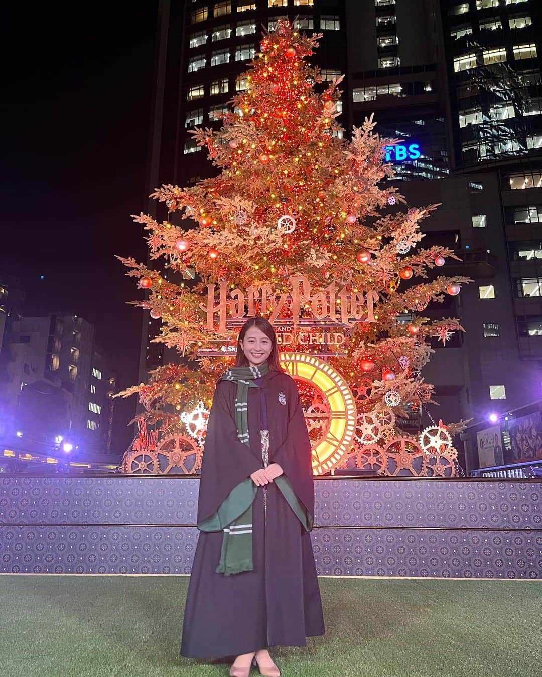 のインスタグラム：「ありがとう、 ハリポタツリー🎄  ブーナちゃんの魔法🪄 も是非見てほしいです！(３枚目)  今日も仕事がんばったなぁーと一息ついて会社を出ると、 いつもキラキラと逞しく輝き続けていたツリー。  お疲れな体に、4つの寮のカラーの輝きがとっても沁みて、 明日も頑張るぞーと思えたものです。  点灯式がついこの前だと思っていたのに、 時の流れはなぜこんなに速いのでしょうか… また来年、会える、かな！  さぁ今度は春です🌸 春の赤坂も桜がたくさんでおすすめです、 お待ちしてます😌  #赤坂 #ハリーポッターと呪いの子」