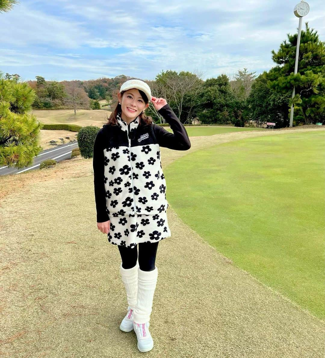 徳原恵梨さんのインスタグラム写真 - (徳原恵梨Instagram)「今回の衣装🏌️‍♀️❤️ ⁡ セットアップのモノトーンコーデ❤️ このウェアは冬物ですが、 @kissonthegreen  は春物も可愛いウェアがたくさん🌸✨ぜひチェックしてみてください！🤗 ⁡ ゴルフシューズは　@worldgolfjp で販売中のFILAゴルフ👟❤️ 歩きやすくてスイングもしやすいですよ🏌️‍♀️✨ ⁡ ⁡ ⁡ #原田伸郎のめざせパーゴルフ #ゴルフ #ゴルフ女子 #ゴルフ男子 #女子ゴルフ #golf #パーゴルフ #ゴルフ番組  #ゴルフ大好き #ゴルフ好き #スコアアップ #ゴルフレッスン #ゴルフウェア #レディースゴルフウェア #ラウンド #ゴルフ場  #ゴルフコーデ #kissonthegreen #キスオンザグリーン #golfwear #モノトーン #レッグウォーマー #バイザー #スカート #ワールドゴルフ #ゴルフスパイク #ゴルフシューズ #FILA #フィラ #徳原恵梨」3月6日 15時54分 - elly_0216