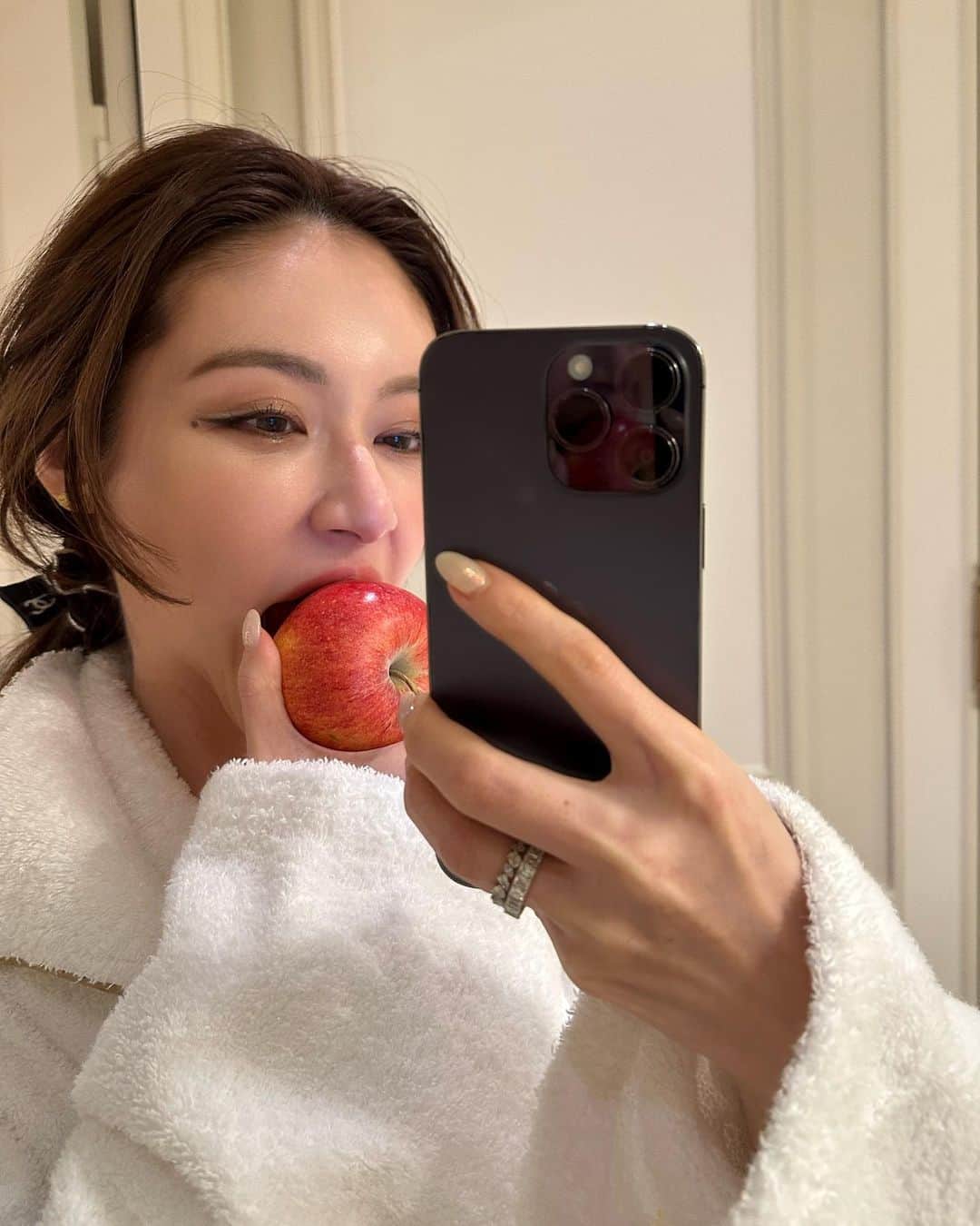 Reikaのインスタグラム：「🇫🇷 photo dump  これしたりあれしたりりんご食べたり　part 1  仕事の合間」