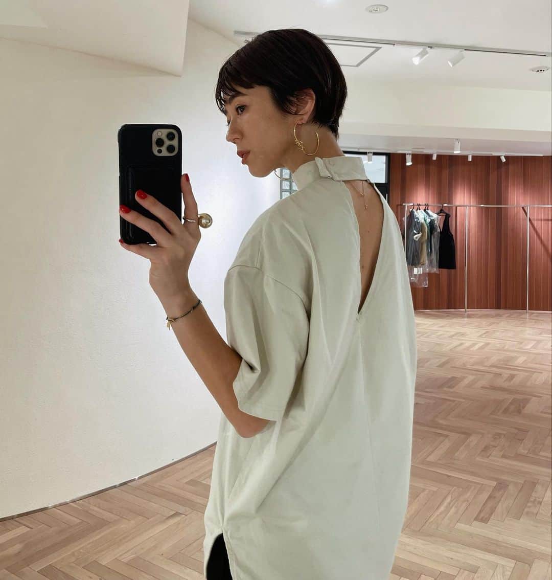 正中雅子のインスタグラム：「back open high neck T😎  オリジナルで作った艶はあって綺麗に着れるけど 上からハリのでる加工してるから 絶妙な生地感がとにかくいい🤤  前から見たらハイネックなのに 後ろは背中あいてるのが 個人的にかなり好き🫶  これ、私物なんだけど洗ってもこんな感じでシワになりにくくて最高なんです🫰🏻  3.7 TUE 12:00 in stock  #MACHATT #masaco服」