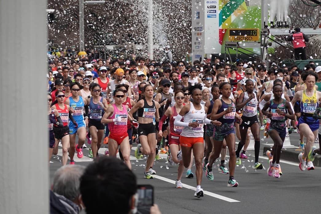 松田瑞生さんのインスタグラム写真 - (松田瑞生Instagram)「＊ 昨日は沢山のご声援ありがとうございました。  “日本記録”と言う目標を掲げ、走りましたが 思い通りにいくレース展開にはならず 不甲斐ない結果で終わってしまいました。 挑戦すると言うテーマの通り、 前半から攻めていく走りができたこと、 世界のペースを経験させてもらえたこと、 まだまだ届くような壁ではなかったけれど 今回のような経験を出来たことは良かったし 挑戦したことに後悔はありません。 また、チャレンジさせてもらえる機会を下さった 東京マラソンの主催者の方には感謝しています。 競技者でいる限りはこれから先もずっと 失敗を恐れずに挑戦し続けたいと思います。 今回の悔しさを糧にまた一歩、前進したいです。  レース後、野口みずきさんにお会いでき、 『みずきの記録はみずきが超えてよ~』と 言葉をかけていただきました。 1番の励ましの言葉でもありました。  一般ランナーさんとのすれ違いぎわでの応援、 沿道での応援、沢山のメッセージ、 本当に本当にありがとうございました😇🙏  少し、心と身体を休めます。  #東京マラソン2023  #tokyomarathon  #6位 #thankyou」3月6日 16時09分 - u5uv3v