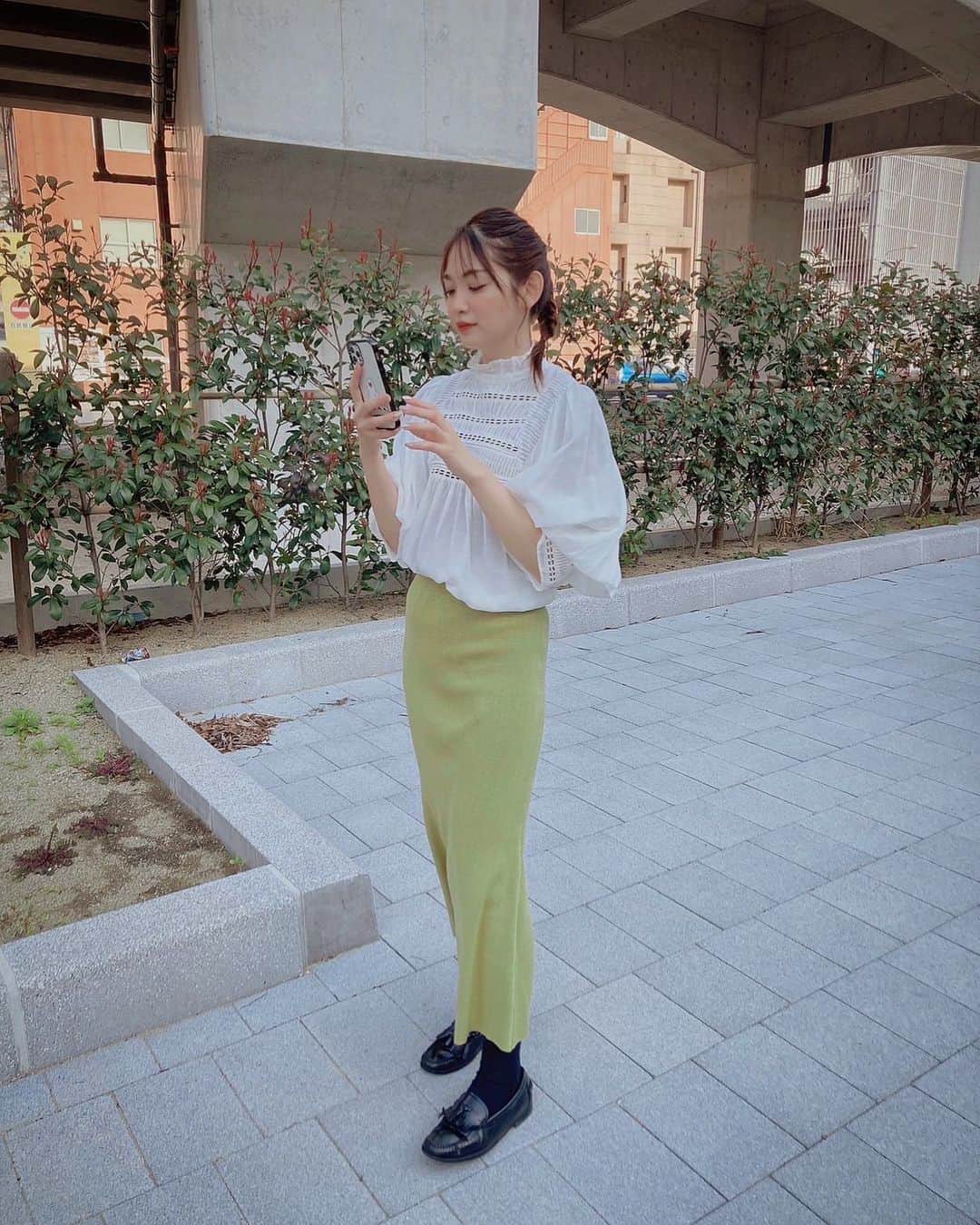 宮﨑真実のインスタグラム：「今日の衣装🫶 今日のスポ魂は16時45分からです📺  #長崎　#nagasaki #長崎市　#長崎県　#長崎美容室　#ヘアアレンジ #アレンジ　#髪型　#ロングヘア #フィッシュボーン #春服　#春メイク　#春コーデ #春服コーデ #春カラー #ブラウス　#ビンテージ　#ヴィンテージガーリー #ヴィンテージ」