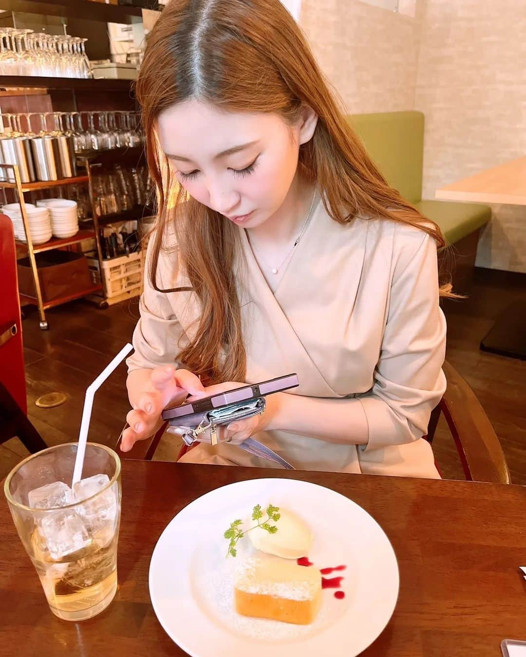 水沙瑠流さんのインスタグラム写真 - (水沙瑠流Instagram)「.⁡ 先日、⁡⁡⁡西原杏佳ちゃんと、⁡ ⁡｢ギラギラ｣で御一緒させて頂きました賀集利樹⁡さん、雪組で一緒だった、たわしこと⁡大原万由子ちゃんが出演されている、⁡⁡ #サンブンノイチ を観劇いたしました！⁡ ⁡⁡ ⁡ストーリーは笑いどころもあり、シリアスもあり、ドキドキワクワクが止まらず終始熱中して観てしまいました🤭⁡ ⁡⁡ 本当に面白かったー！！⁡ お2人にも久しぶりに会えてほくほくでした🥰⁡ ⁡⁡ ⁡観劇前は杏佳ちゃんとカフェタイム☕️⁡ 偶然入ったお店でしたが、チーズケーキがめちゃめちゃ美味しかったです😋⁡ ⁡⁡ ⁡最後の写真は、撮ってるところを撮られた図📸笑⁡ ⁡杏佳ちゃん、デートしてくれてありがとう♡⁡」3月6日 16時40分 - ruru_lu.ul