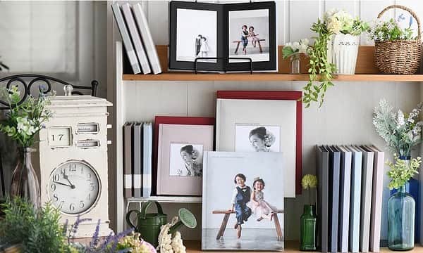 富士フイルム for フォトグラファーのインスタグラム：「📸 ＼新製品ご紹介／ ～VIN写真表紙 4切～  2021年春の発売以降、大人気商品となっている「VIN写真表紙」に迫力ある4切サイズを追加！ セット展開がしやすい3サイズ展開となりました👏  面種は、クリスタル/ディープマット/ラスターの3種類があり、中枠の色は撮影イメージに合わせて白か黒の2色からお選びください♬ 中枠にはおしゃれなエンボス加工を施し、ぐっと華やかな印象になってます👍   表紙デザインが自由なため、写真を挿入したり流行のデザイン表紙で製作することが可能です✨ 大小セットの組み合わせ幅が広く、複数冊での展開がおすすめです♪ ------------------------------------------------------ 各種お問い合わせやサンプルご希望の方は、当アカウント(@fujifilm_imaging_jp)のホーム画面からオフィシャルサイトにお進みください🔻 ご連絡お待ちしております😊🌈」