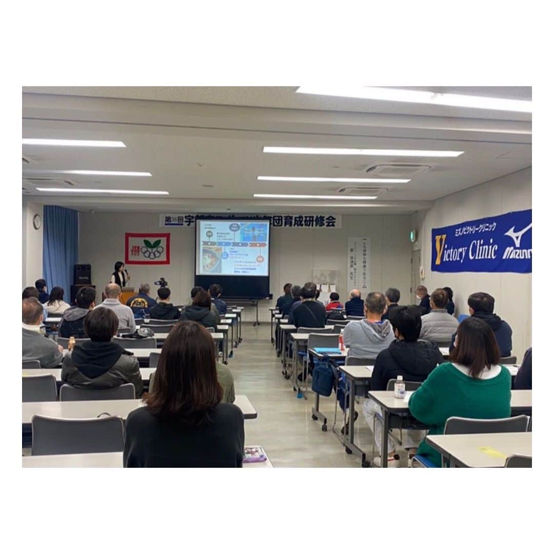 星奈津美さんのインスタグラム写真 - (星奈津美Instagram)「2月、山口県宇部市で宇部市スポーツ少年団の指導者の皆さま、保護者の皆さまへお話させて頂きました！  対面とオンラインのハイブリッド形式でしたが、ジュニアスイマーも何名か駆けつけてくれました🏊‍♀️✨ 70分間、みんなずっと真剣にお話を聞いてくれていて最後に質問もたくさんしてくれて、嬉しかったです！ みんなの今後の活躍、楽しみに応援しています😊🎌  宇部市スポーツ少年団の皆さま、ご参加いただいた皆さま、ありがとうございました🙏🙏  #山口県宇部市 #宇部市スポーツ少年団 #ミズノビクトリークリニック #講演」3月6日 16時42分 - ntm_hoshi