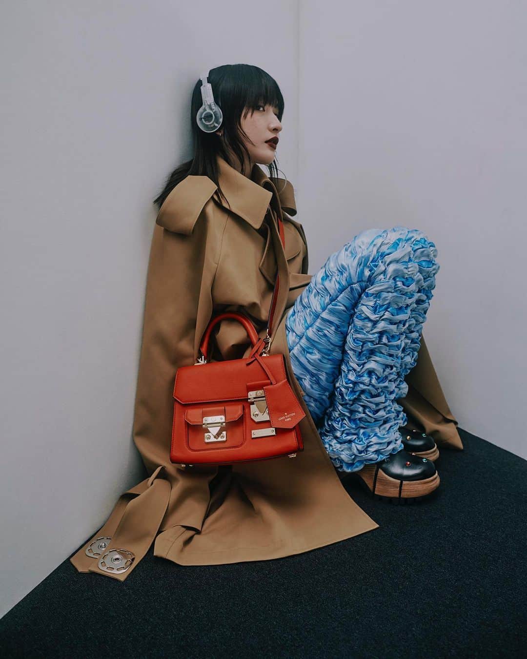 ハンナ・チャンのインスタグラム：「Watch the @louisvuitton FW23 show with me TONIGHT 9:30PM HKT🖤 #LVFW23 #LouisVuitton」