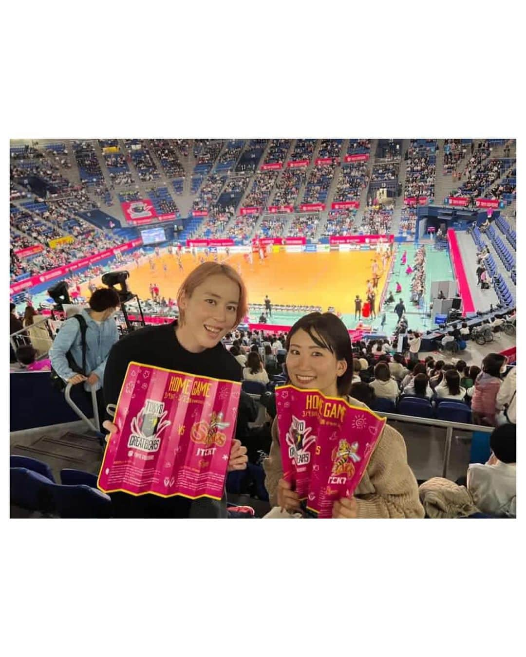 大山未希のインスタグラム：「🏐  @greatbears_vb  リーグ史上最多の動員数8142人！！  こんな環境で試合ができるなんて最高ですね！  一緒に観戦したみなさんと！ （全員と写真撮れず💦）  初観戦の人も多く フルセットにもつれ込み最後はシーソーゲームでドキドキの展開。 みんな楽しんでくれてよかった😊  ※今回はグレベア三姉妹の長女には会えなくて残念っ！！ 次女と三女とは🐻🐻‍❄️📷  #バレーボール #Vリーグ #Vリーグ男子 #初観戦 ↓」