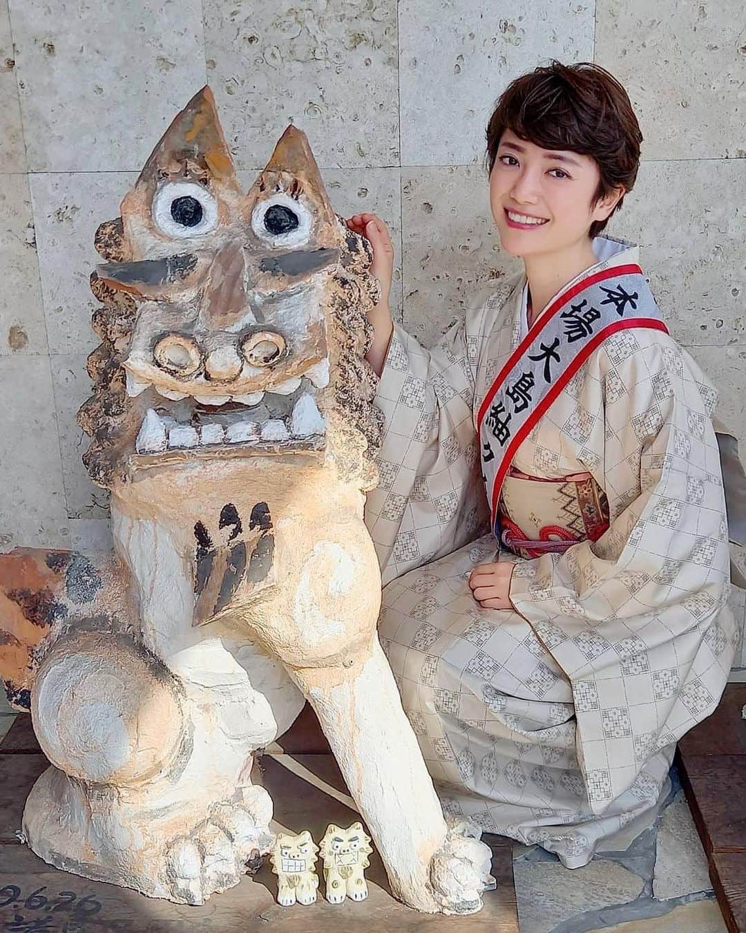 のインスタグラム：「It's already midsummer here in Okinawa, in the south of Japan! I came to Okinawa wearing Oshima Tsumugi, a traditional craft of Kagoshima! 両手にシーサー🐲💛  今年、奄美群島日本復帰70周年を記念して奄美群島・鹿児島フェアが沖縄で開催されます。そのPRで大島紬クイーンとして沖縄に来ました。明日の沖縄の新聞に載るそうです〜🥰 . #沖縄 #okinawa  #沖縄旅行 #沖縄グルメ #ハンバーガー #食 #グルメ #沖縄観光 #沖縄県 #鹿児島 #沖縄奄美 #japantravel #japantrip #trip #instatravel #instatrip #culturetrip #traveler #travelingram  #instakimono #kimono  #着物 #シーサー  #ambassador」