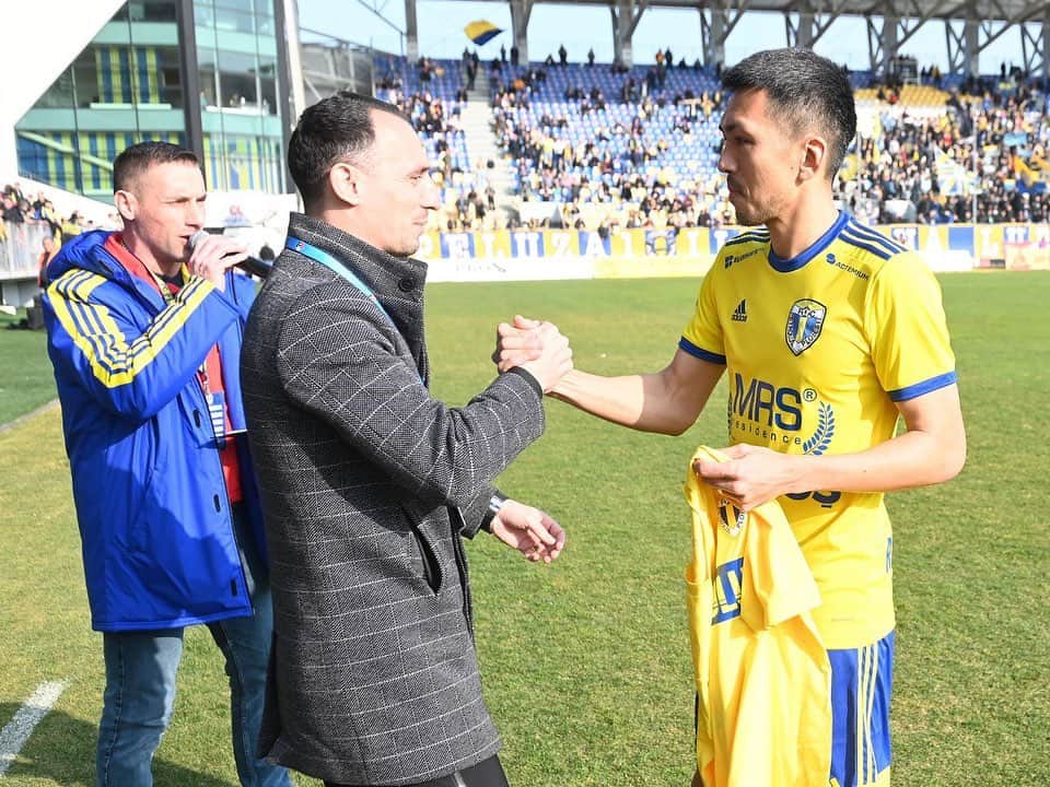 瀬戸貴幸さんのインスタグラム写真 - (瀬戸貴幸Instagram)「ルーマニア1部リーグ300試合出場を達成することができました。 ⁡ 試合は残念ながら負けてしまいましたが、残留争いは続くので頑張ります。 ⁡ 応援ありがとうございます。 ⁡ achieved 300 Romanian league appearances.」3月6日 17時10分 - setotakayuki