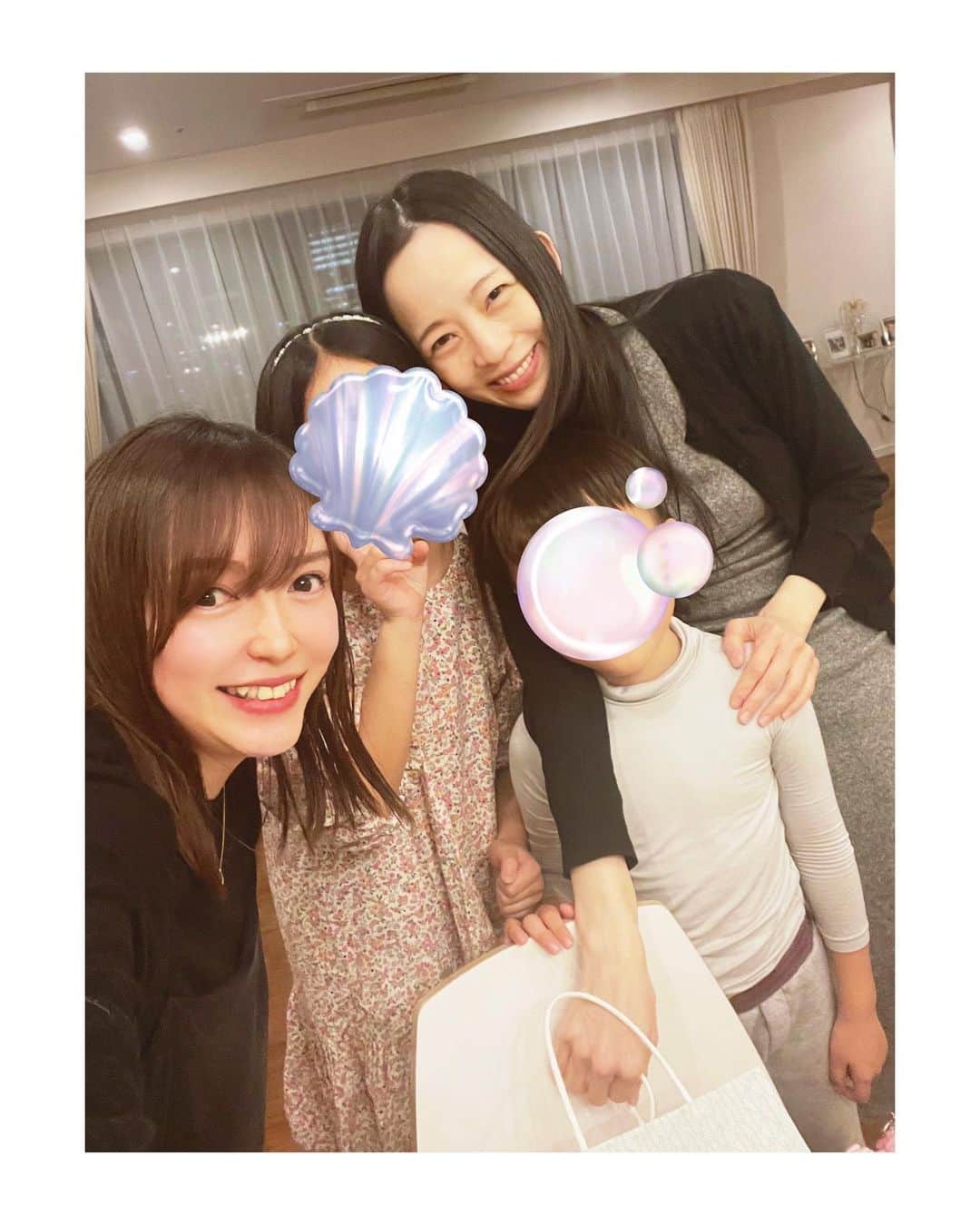 高橋万里恵のインスタグラム：「* 先日大好きなmioさんにお会いしてきました🥰 @miolespros  . . 2人の天使ちゃん達に癒され🌸🌸 mioさんの優しさと美しさに癒され✨✨ 帰りたくなくなってしまい、遅い時間まで💦 . . mioさんの言葉一つ一つに心がポカポカして 2人の天使ちゃんとの時間もあったか過ぎて ここは天国なのか🥰？と✨ 絶対帰り道ワタシニヤけてたな😍 . . mioさんありがとうございました😭❣️❣️ 次は天使ちゃんとゲームをやる約束をして帰ってきました😎😎 . . #憧れの女性 #可愛すぎる親子❤️ #本当に天国かと思った」
