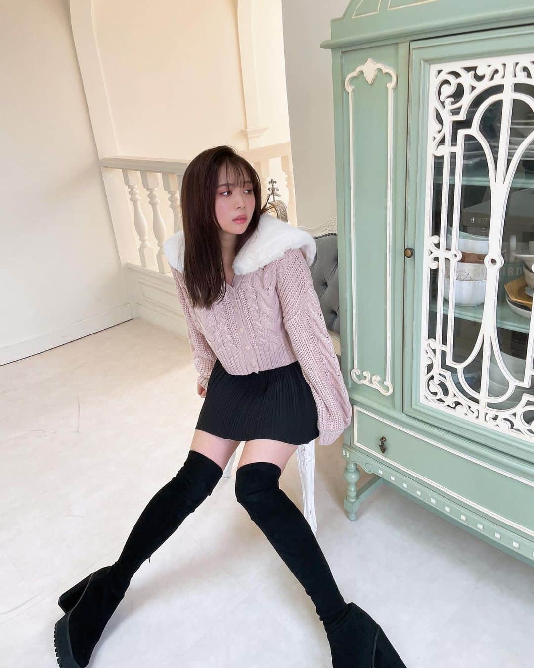 奈良未遥のインスタグラム：「❤︎GRL❤︎  ♦︎トップス  2Wayファーカラー付きケーブル編みニットカーディガン[dr441]  ♦︎ボトム  インパン裏地付き消しプリーツフレアミニスカート[at1529]  ♦︎ブーツ  チャンキーヒールニーハイブーツ[gd1174]  首元のふわふわがたまらん.꒰ঌ  #グレイル#GRL#grl購入品 #grlコーデ」