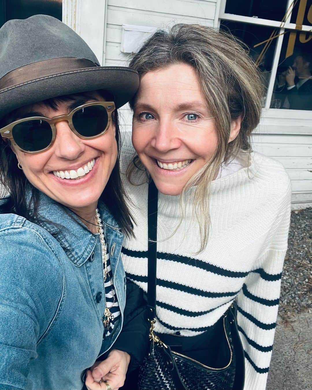 コンスタンス・ジマーのインスタグラム：「I’ve missed being home seeing my friends and my family, but Today I got to see one of my dearest (25 years of friendship) friends @sarahchalke and one of my newer friends @leahehman (from UnReal) and now my soul is full and ready for my last week of shooting. Friends are so valuable. I’m so grateful that I have friends in different countries. #soulfull #sunday #notaselfie」