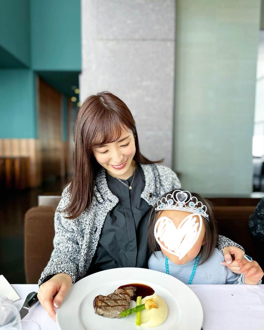 小林真由のインスタグラム：「いちごランチ。 今年はいちご狩りに行けなかったけど、沢山食べられたね♡ (とは言っても驚きの数粒だったけど😂🍓笑) ニューヨークグリルのコーヒーアイスが大好き..♡ ⁡ ⁡ 残念ながら、ものもらいがなかなか治らず腫れ続けてます🥹 　 ⁡ #ファッション #コーデ #ママコーデ #女の子ママ #男の子ママ #ママライフ #コーディネート #４歳 #２歳 #ベビー #二人育児 #ホテルランチ #ランチ #いちご #ニューヨークグリル #パークハイアット東京 #m_maglie_le_cassetto」