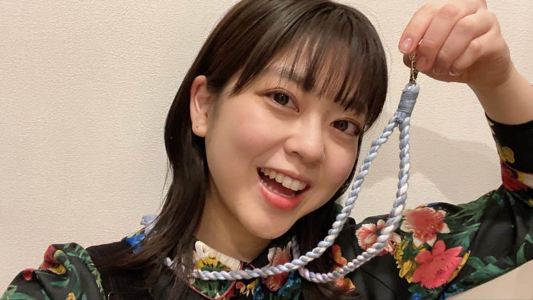 フジテレビアナウンサーのインスタグラム：「ずっと着ていないTシャツ、 お家にありませんか？👕  そんなTシャツを使って、 スマホショルダーを作りました✂️  よくスマホを落とす私にとって、 とても嬉しいアイテムになりました！  オリジナルスマホショルダー 皆さんも是非やってみてください🌈  #体感サステナWAVE #楽しくアクションSDGs #着なくなったTシャツで #スマホショルダー #フジテレビアナウンサー #杉原千尋」