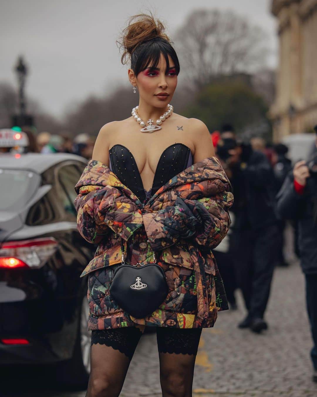sananasのインスタグラム：「@viviennewestwood moment 🖤🥀Ce défilé m’a tellement émue, c’était beau. Et merci à tous ceux que j’ai rencontrés ces derniers jours, pour vos mots et vos sourires ça me touche tellement 🥹vous êtes incroyables.  ✖️✖️ Hair : @amaury_beauty  Make up : @lorelencoriton  Look : @viviennewestwood  📸 : @claireguillon   #pfw #viviennewestwood」