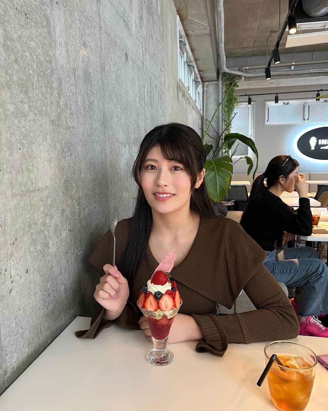 ちとせよしののインスタグラム：「1週間のロケが終わり、久しぶりのチートデイ！🥹︎✨ 念願のフルーツパフェです…美味しかったぁ(*´﹃｀*)♡  #initialomotesando #表参道カフェ #明治神宮前カフェ #dazzlin #ロングワンピース」