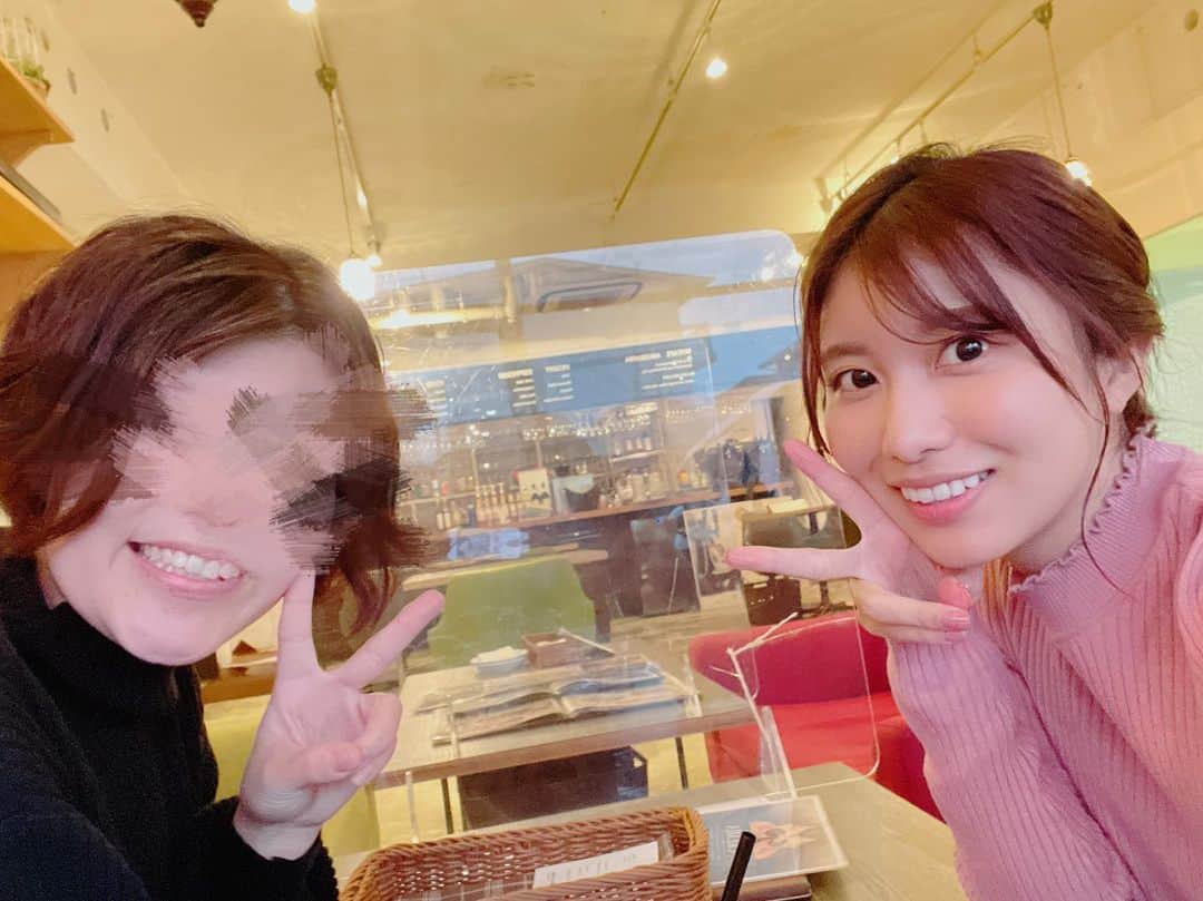 木村那津美のインスタグラム：「*° 会いたい人に（面倒くさがらず） ちゃんと会う月間2月！ と勝手に命名して、  高校の同級生と会ってきました🥰  毎年年賀状やラインで 【今年こそ会いたいね！】を 繰り返し、 お互い誘われ待ち体勢なので なかなか日程を決めてられなかったんですが。  「今週末なら行ける！空いてる？」  という ドタバタアポイントをかましたにも関わらず タイミングよく会えました☺️🙏  LINE知ってるのにインスタのDMで やり取りするあたりがなんか 私たちらしいよね笑笑  友達のストーリーに 〝8年ぶりの那津美〟と 書かれていてちょっと… 時間の経過の速さに驚いたよね… 幼稚園生が中学生になるで…。  でも、彼女の恋愛観や人生観が 変わってなくて安心しました。 今度はいつメン4人で！と 希望的観測を掲げておきます🤲  #この友人、#卒業後に母校訪問する人が多い学校にも関わらず#一切立ち寄らなかったため#元担任から#現状知ってるか#毎回聞かれてました #ゆーて私もそんな詳しくない 🤣🤣」
