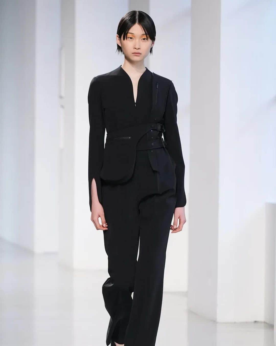 KANONのインスタグラム：「@mamekurogouchi  So happy to be with you in also Paris  I'm always fascinated by your elegant and beautiful collection 🤍」