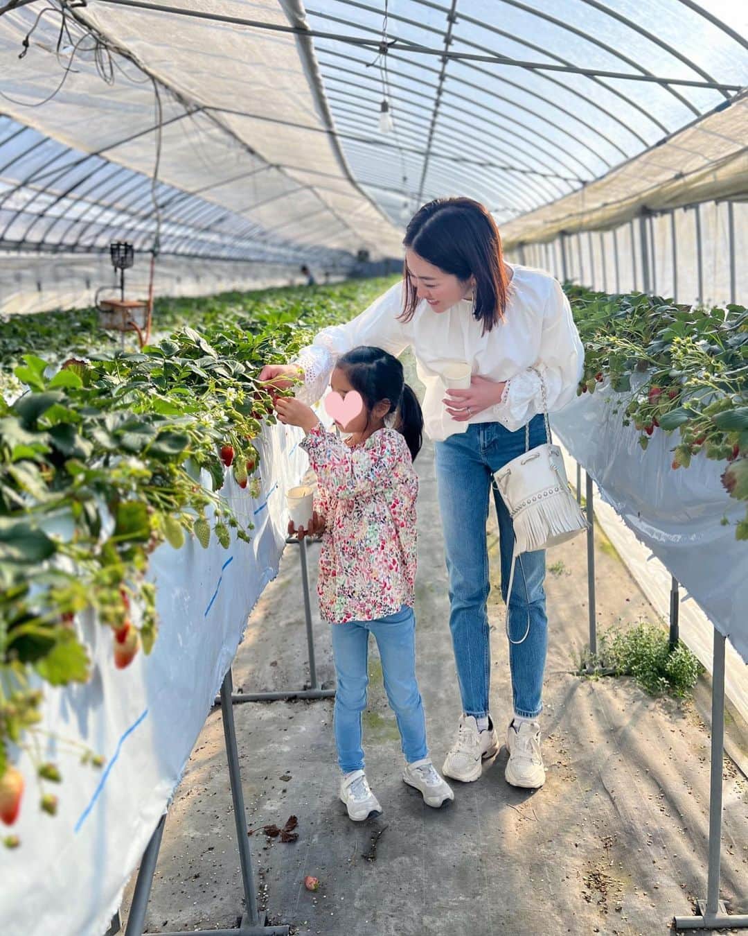 のインスタグラム：「・ ・ お出かけの日に着ると決めていた  @bow.a_official のブーケブラウス❁⃘*.ﾟ ボリュームたっぷりな袖が可愛くて カーディガンを重ねてもちらっと 見えるフリルが、これまた可愛いかった♥  3/7再入荷するみたいなので 狙っていた方は是非〜*ˊᵕˋ* @bow.a_official   #wardrobe#outfit#coordinate」