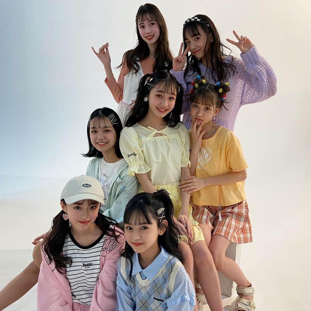 ニコ☆プチのインスタグラム：「🌷🤍🍀🌸  プチモの小6組が大集合😆💗 カラフルで春らしくてかわいい🥰  このカットは、 4月号の「オールプチモのあこがれプロフィール」 でチェックしてね🫶🏻  #ニコプチ #ニコプチモデル #プチモ #崎浜梨瑚  #ジュリア #関屋伊織 #中瀬梨里  #葉山若奈  #里乃 #ロガチ莉杏奈」