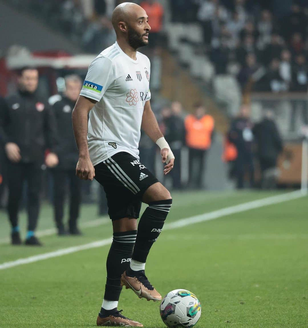 ネイサン・レドモンドのインスタグラム：「+3 puan ve dün gece önemli bir galibiyet🖤🦅🤍  +3 points and an important win last night🖤🦅🤍」