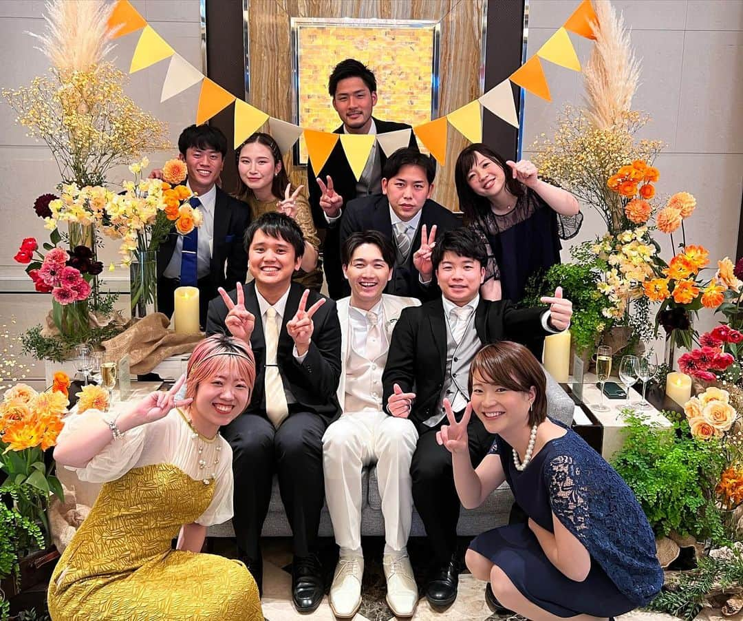 土性沙羅さんのインスタグラム写真 - (土性沙羅Instagram)「.  先日、大学からの友人の 結婚式でした🌼  オタクな平野夫婦ワールドが炸裂していた披露宴💥👰  号泣する新郎を 爆笑しながら見守る新婦  最高でした🤍😂  めちゃくちゃ楽しかったなぁ🤤  2人の仲良しで幸せな姿を見ることができ、 わたしも幸せな気持ちになりました🥹✨  呼んでくれてありがとう！  余興でやったサプライズのはずの学館ロールは 朝練してるところを新郎に見られており 全然サプライズになっていませんでしたが 楽しかったので良しです◎笑  改めて、本当におめでとう！ これからもずっとお幸せに 🥹💐  #至学館大学」3月6日 17時46分 - sara.dosho