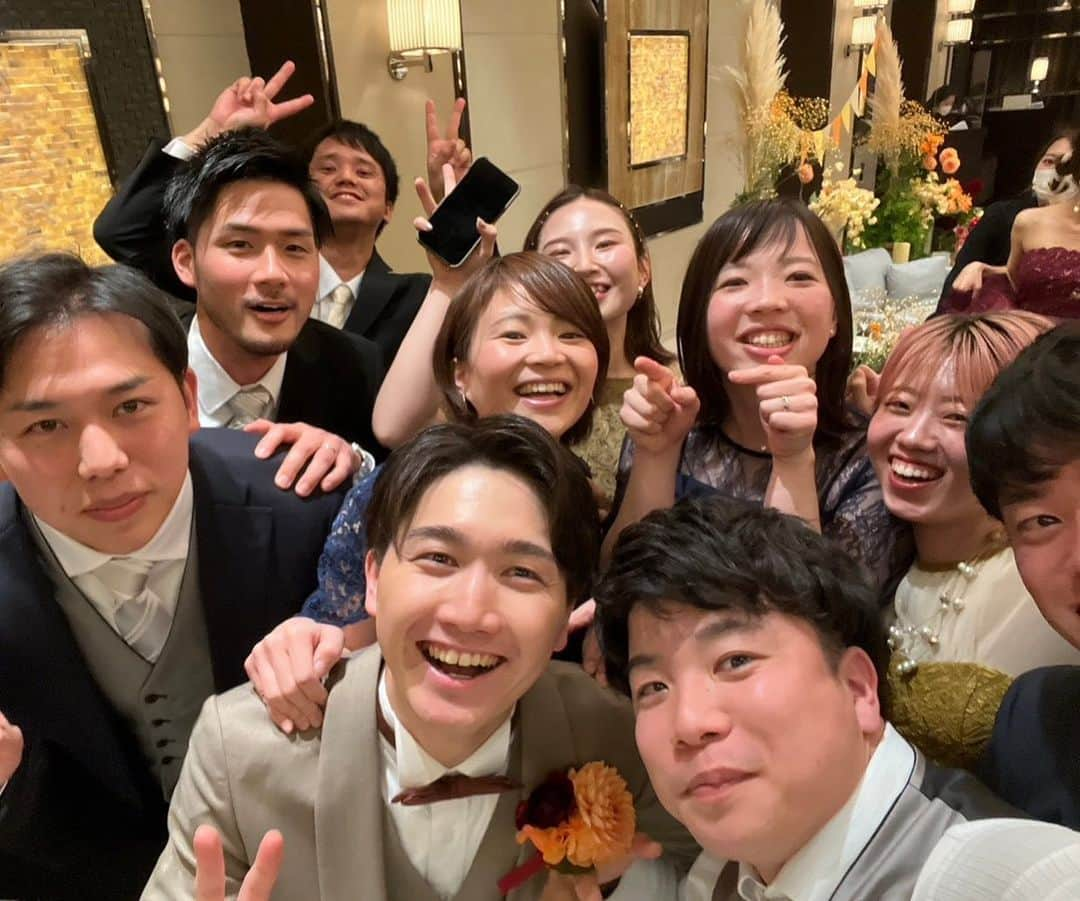 土性沙羅さんのインスタグラム写真 - (土性沙羅Instagram)「.  先日、大学からの友人の 結婚式でした🌼  オタクな平野夫婦ワールドが炸裂していた披露宴💥👰  号泣する新郎を 爆笑しながら見守る新婦  最高でした🤍😂  めちゃくちゃ楽しかったなぁ🤤  2人の仲良しで幸せな姿を見ることができ、 わたしも幸せな気持ちになりました🥹✨  呼んでくれてありがとう！  余興でやったサプライズのはずの学館ロールは 朝練してるところを新郎に見られており 全然サプライズになっていませんでしたが 楽しかったので良しです◎笑  改めて、本当におめでとう！ これからもずっとお幸せに 🥹💐  #至学館大学」3月6日 17時46分 - sara.dosho