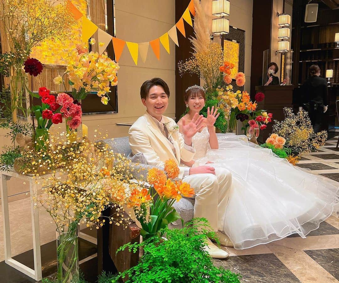 土性沙羅さんのインスタグラム写真 - (土性沙羅Instagram)「.  先日、大学からの友人の 結婚式でした🌼  オタクな平野夫婦ワールドが炸裂していた披露宴💥👰  号泣する新郎を 爆笑しながら見守る新婦  最高でした🤍😂  めちゃくちゃ楽しかったなぁ🤤  2人の仲良しで幸せな姿を見ることができ、 わたしも幸せな気持ちになりました🥹✨  呼んでくれてありがとう！  余興でやったサプライズのはずの学館ロールは 朝練してるところを新郎に見られており 全然サプライズになっていませんでしたが 楽しかったので良しです◎笑  改めて、本当におめでとう！ これからもずっとお幸せに 🥹💐  #至学館大学」3月6日 17時46分 - sara.dosho