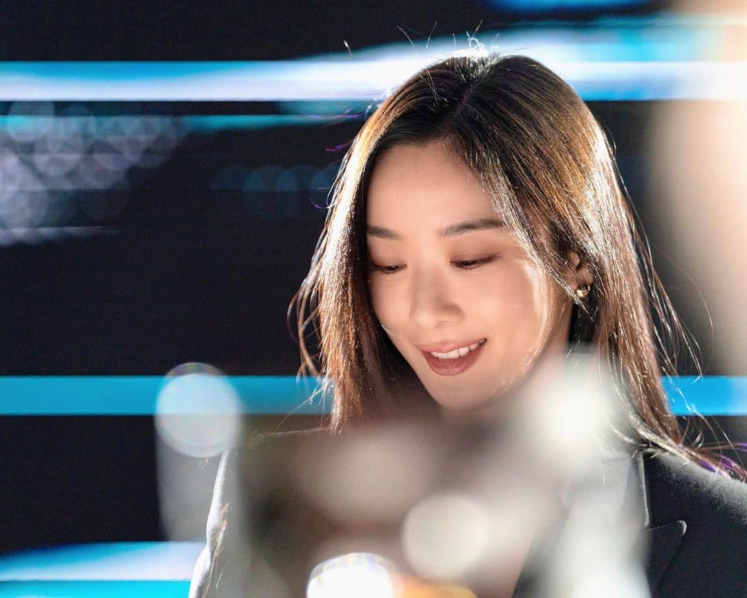 イ・チョンアのインスタグラム：「#광고   Time Re:imagined #Glenfiddich Collection launching ✨  싱글 몰트 위스키의 명가 글렌피딕의  Time Reimagined 컬렉션 런칭을 축하드립니다.  많은 위스키 애호가 분들의 관심 부탁드립니다 :)  ** 경고: 지나친 음주는 뇌졸증, 기억력 손상이나 치매를 유발합니다. 임신 중 음주는 기형아 출생 위험을 높입니다.」