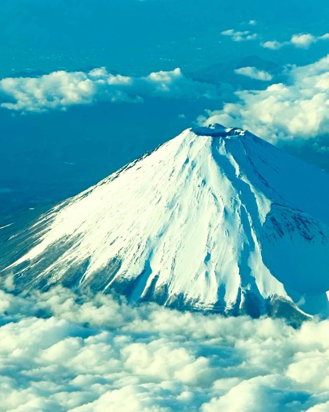 谷川じゅんじのインスタグラム：「Peak of Japan. 晴天の雲上。黄砂と花粉でうっすらとフェードがかかった日本列島にすっくと聳える富士の峰。リアルGoogle Earthでアドレナリン増。本日も威風堂々揺るぎ無し。 #Mifuji #goodvibesonly #goodneighbors #thisisjapan」