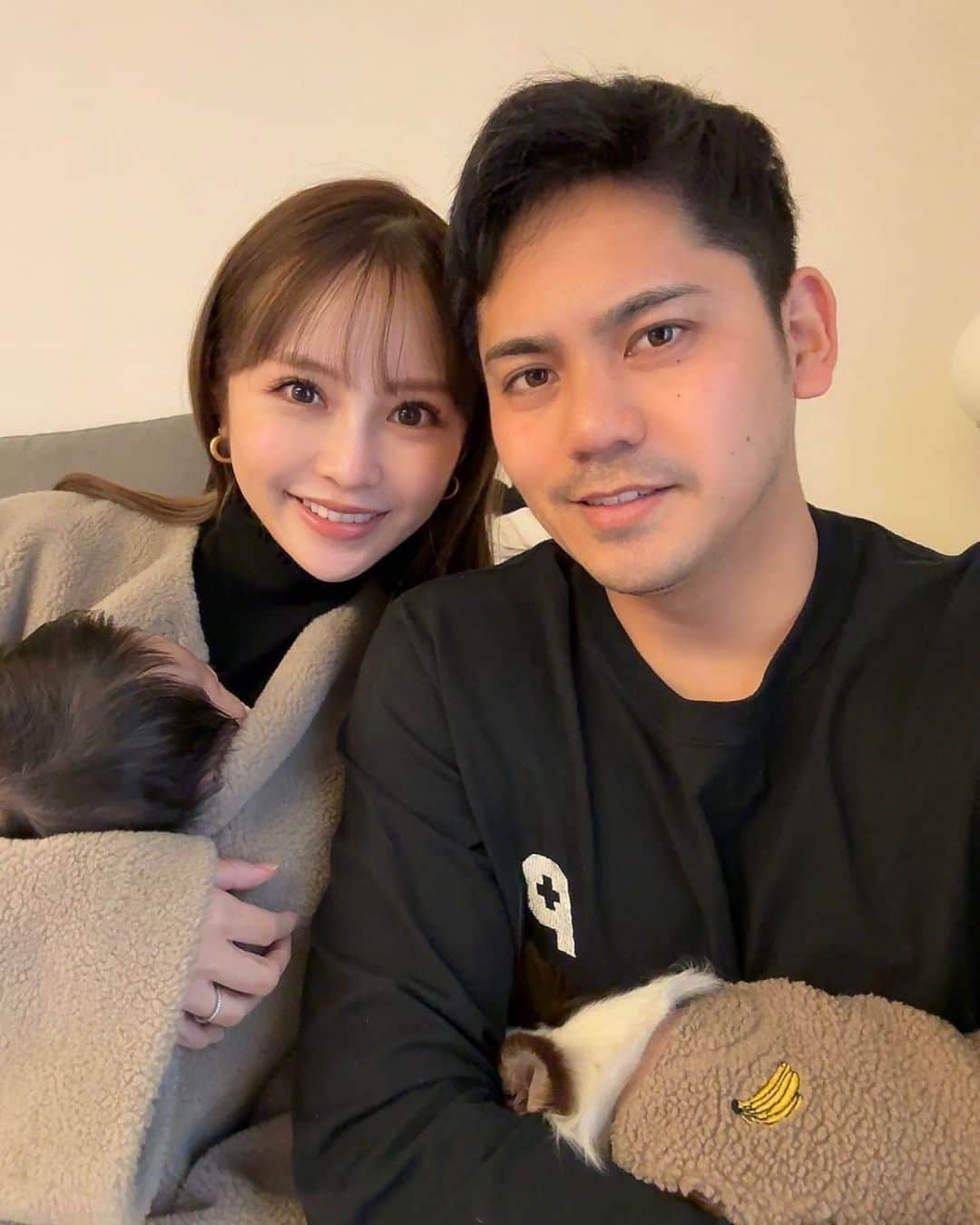 Akaneのインスタグラム：「. 👶🏻🐶寝てるし、オフ感すごいけど笑 1ヶ月健診の日に撮ったやつ🫶🏻♡ 何事もなく順調に育ってくれて一安心🌷  毎日バタバタでどうなるか不安やけど みゆも積極的に育児してくれてるから 楽しんで子育てできてる☺️💞 今は👶🏻の成長が楽しみ♡ . . #もうすぐ2ヶ月 #女の子ママ#女の子ベビー」