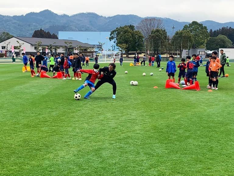 石川直宏さんのインスタグラム写真 - (石川直宏Instagram)「『FC東京サッカークリニックin 都城』  現役時代のキャンプ地としてもお世話になっている宮崎・都城。  普及部コーチ陣(つばさコーチ・さとしコーチ・えぐコーチ)と、1泊2日・午前午後でサッカークリニックを開催🔵🔴  引退してからはこの様な形や、ろう学校や特別支援学校を訪問し指導を行なってきました。  コロナ禍でなかなか来れなかったけど、そんな時期にはオンラインで繋がりを持ちながら、約3年振りにリアル指導！！！  何度来ても、都城の皆さんのホスピタリティに感動し、子どもたちが純粋・懸命にボールを追いかける姿に笑顔になります😄  と同時に、100名を越える子どもたちにもスムーズに分かりやすく指導する普及部コーチ陣のオーガナイズやコーチングにたくさんの学びと刺激を受けました🔵🔴  1日目の夜には、つばさコーチが中心となっての指導者講習会。そのあとは懇親会で親睦を深めました🤝  都城の皆さん ご参加ご協力いただきありがとうございました💙❤️  #FC東京サッカークリニック #Miyakonojo #都城 #Miyazaki #宮崎 #fctokyo #FC東京 #Tokyo #東京 #東京が熱狂 #都城も熱狂 #FC東京普及部 #FC東京ファミリー #fctokyoclubcommunicator  #FC東京クラブコミュニケーター #NaohiroIshikawa #石川直宏」3月6日 17時55分 - sgss.18