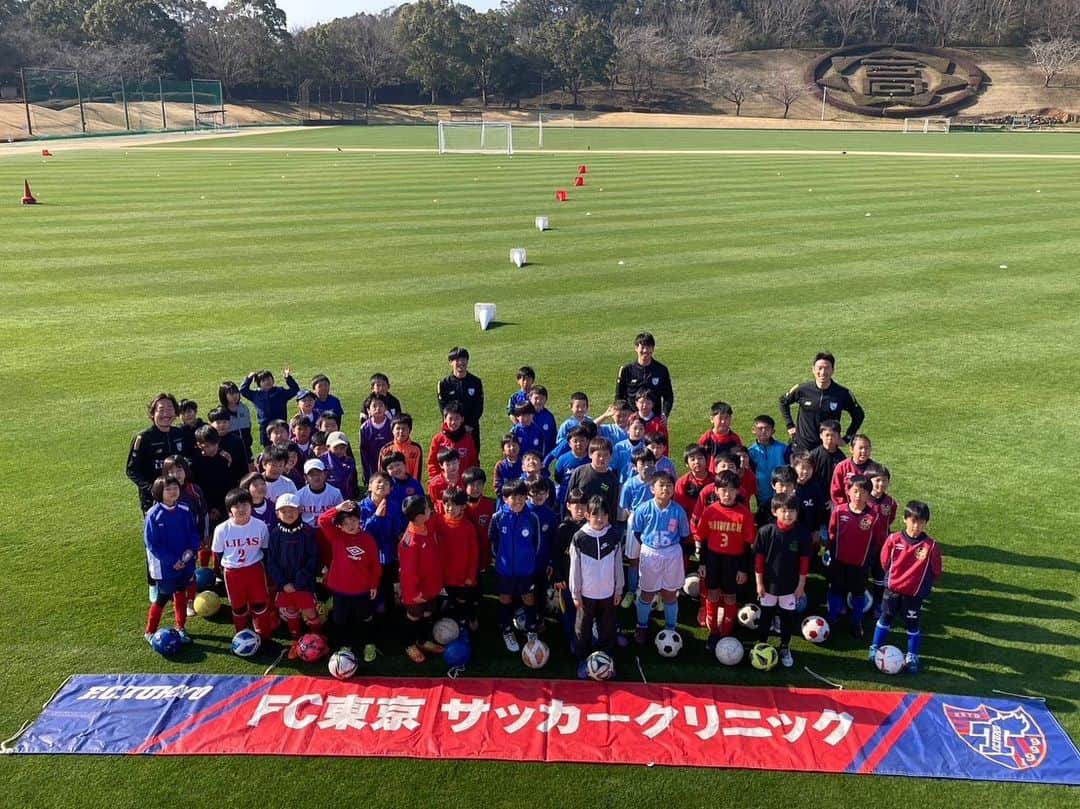 石川直宏さんのインスタグラム写真 - (石川直宏Instagram)「『FC東京サッカークリニックin 都城』  現役時代のキャンプ地としてもお世話になっている宮崎・都城。  普及部コーチ陣(つばさコーチ・さとしコーチ・えぐコーチ)と、1泊2日・午前午後でサッカークリニックを開催🔵🔴  引退してからはこの様な形や、ろう学校や特別支援学校を訪問し指導を行なってきました。  コロナ禍でなかなか来れなかったけど、そんな時期にはオンラインで繋がりを持ちながら、約3年振りにリアル指導！！！  何度来ても、都城の皆さんのホスピタリティに感動し、子どもたちが純粋・懸命にボールを追いかける姿に笑顔になります😄  と同時に、100名を越える子どもたちにもスムーズに分かりやすく指導する普及部コーチ陣のオーガナイズやコーチングにたくさんの学びと刺激を受けました🔵🔴  1日目の夜には、つばさコーチが中心となっての指導者講習会。そのあとは懇親会で親睦を深めました🤝  都城の皆さん ご参加ご協力いただきありがとうございました💙❤️  #FC東京サッカークリニック #Miyakonojo #都城 #Miyazaki #宮崎 #fctokyo #FC東京 #Tokyo #東京 #東京が熱狂 #都城も熱狂 #FC東京普及部 #FC東京ファミリー #fctokyoclubcommunicator  #FC東京クラブコミュニケーター #NaohiroIshikawa #石川直宏」3月6日 17時55分 - sgss.18