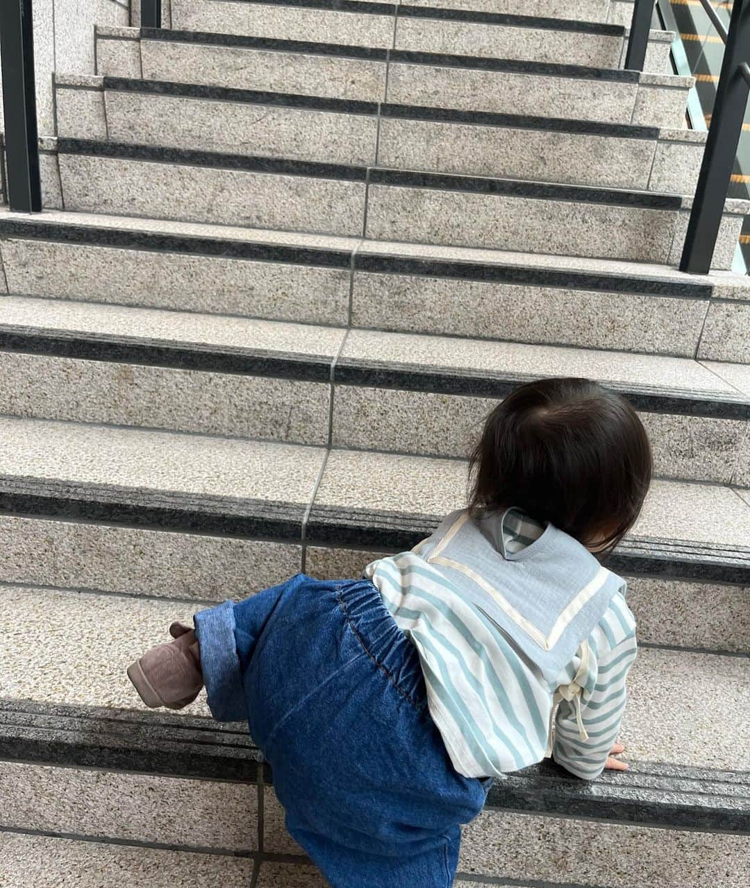 野田あず沙さんのインスタグラム写真 - (野田あず沙Instagram)「実に登りたくなる階段である。  3月もしっかりと生きようなぁ☺︎  #階段を見つけては登りたがる #階段 #愛知 #旅するちびあず #baby #子育て #育児 #女の子ママ  #1歳5ヶ月」3月6日 17時56分 - azuazu0429