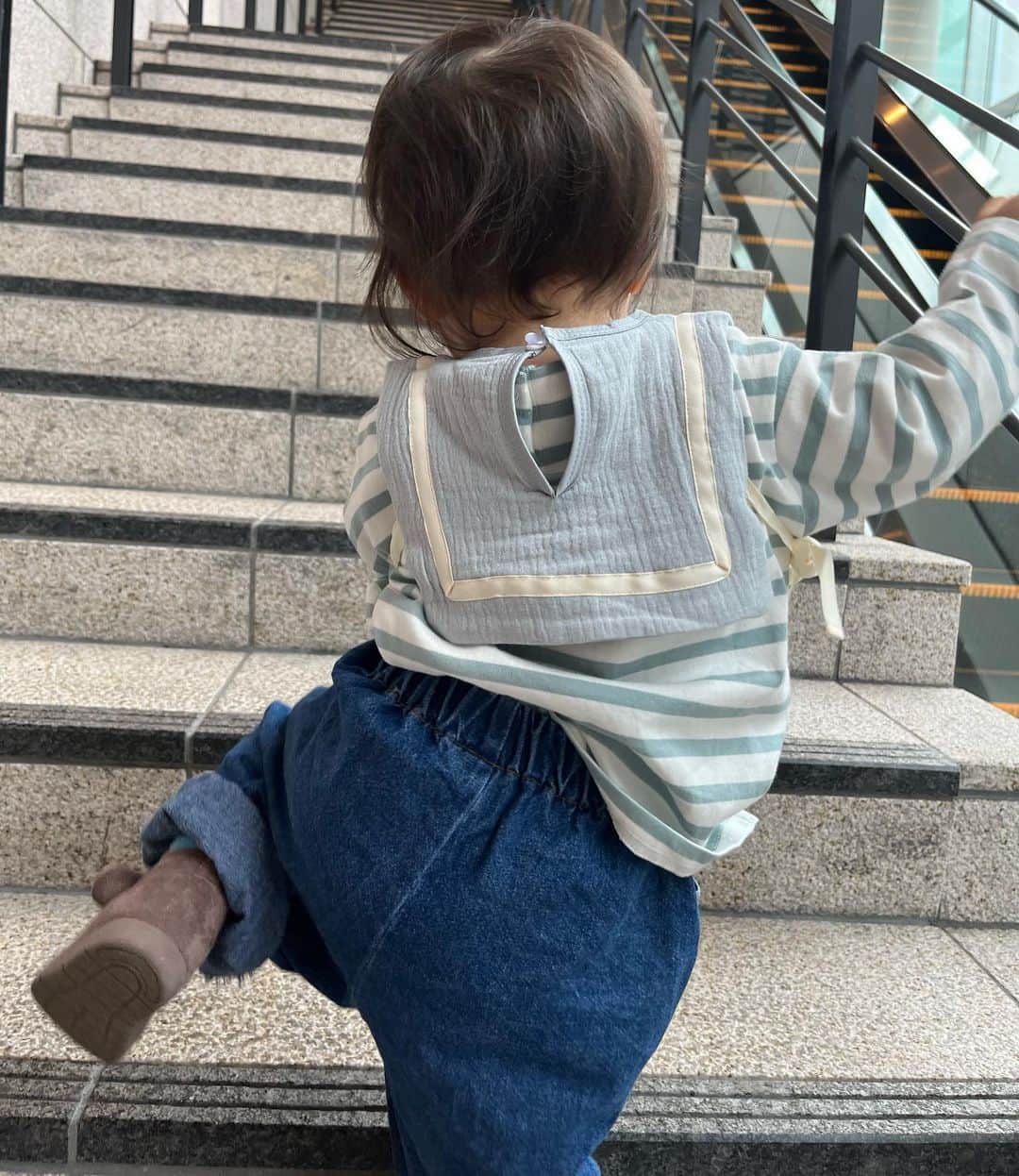 野田あず沙のインスタグラム：「実に登りたくなる階段である。  3月もしっかりと生きようなぁ☺︎  #階段を見つけては登りたがる #階段 #愛知 #旅するちびあず #baby #子育て #育児 #女の子ママ  #1歳5ヶ月」