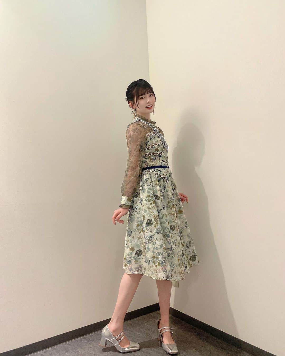浅井七海のインスタグラム：「. 💐🦋💙  #衣装 #花柄ワンピース」