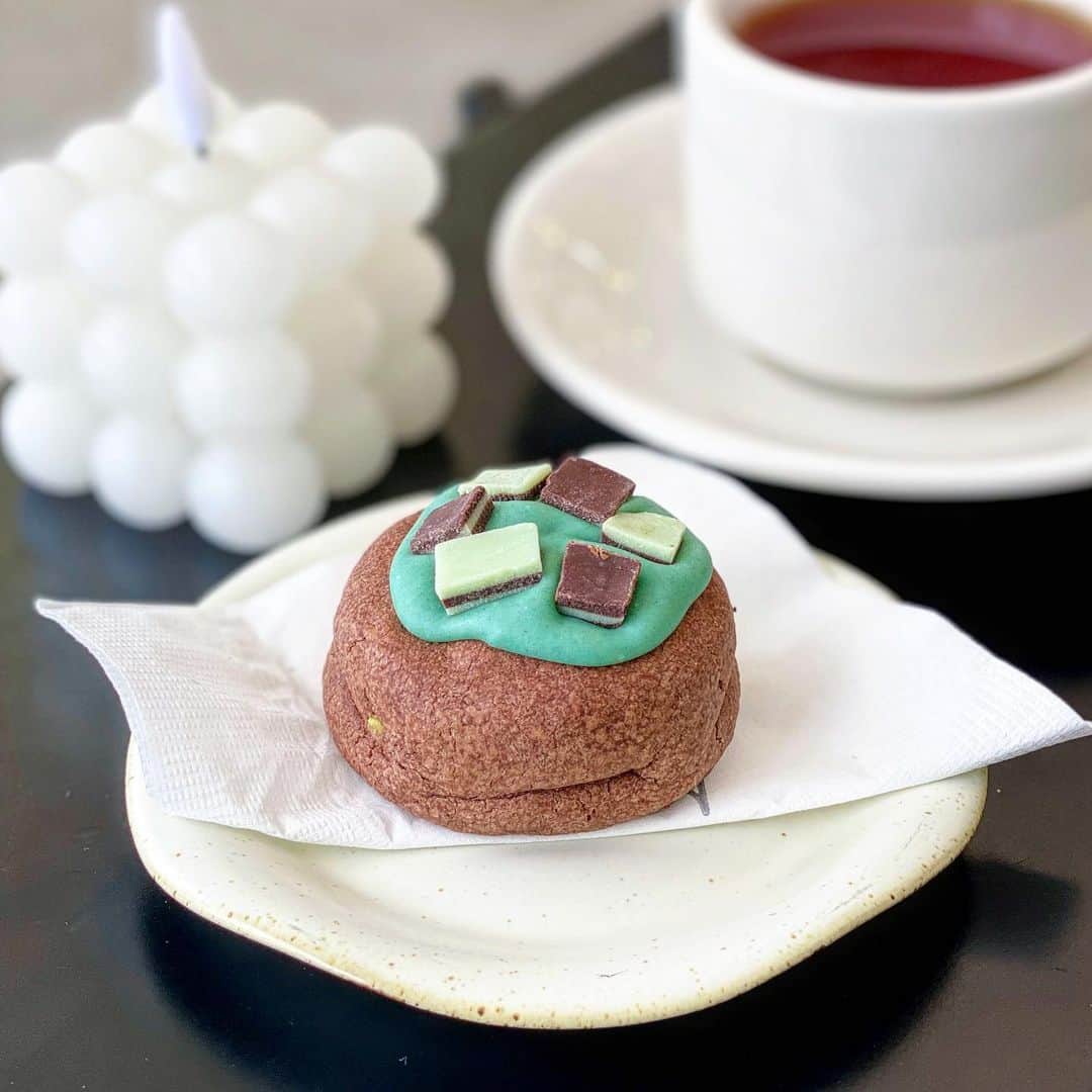 のインスタグラム：「🧼チョコミン党のためのインスタ⇒ @usiqlo🧼  【 ソウルテラス チョコミントクッキー 】  札幌市にある #ソウルテラス さんの  #チョコミントクッキー です🍪🍪  まんまるドーム型のかわいいクッキー🟤🧼  ✎𓂃𓂃𓂃𓂃𓂃𓂃𓂃𓂃𓂃𓂃𓂃𓂃𓂃𓂃𓂃𓂃𓂃𓂃𓂃𓂃  🍫ココア感：☆☆☆ 🌿ミント感：☆+ 😍甘さ：☆☆☆☆+  💰税込価格：385円 / イートイン10%込み （紅茶は605円でした！）  🗾販売場所：ソウルテラス さん【 @seoul.terrace 】 🚉アクセス：北24条駅 1番出口から徒歩6分くらい  ✎𓂃𓂃𓂃𓂃𓂃𓂃𓂃𓂃𓂃𓂃𓂃𓂃𓂃𓂃𓂃𓂃𓂃𓂃𓂃𓂃  分厚い というよりまんまるという表現が正しそうな ぽってりとしたかわいいクッキー⛄️  チョコクッキーに、ミント色のホワイトチョコと Andesのミントチョコがトッピングされています！  断面を見ようと手で割ろうとしたのですが…結構固い！笑 ブラウニーとクッキーの間のような、ぎゅぎゅっと詰まってました🐻  お味は、濃いめのココアクッキーでホワイトチョコの甘さが◎  味のメインはココアですが、 中にはミントチョコも入っていて美味しかったです！  ✎𓂃𓂃𓂃𓂃𓂃𓂃𓂃𓂃𓂃𓂃𓂃𓂃𓂃𓂃𓂃𓂃𓂃𓂃𓂃𓂃  　　 　　 　　  #チョコミント #usiqlo_sapporo #札幌カフェ #삿포로여행 #삿포로카페   #chocolatemint #ミントチョコ #mintchocolate #mintchocolatechip #チョコレート #チョコミン党  #うしくろくん #민트초코 #민트 #jmt #맛스타그램 #먹스타그램 #도쿄카페 #좋아요 #민초단 #薄荷巧克力」