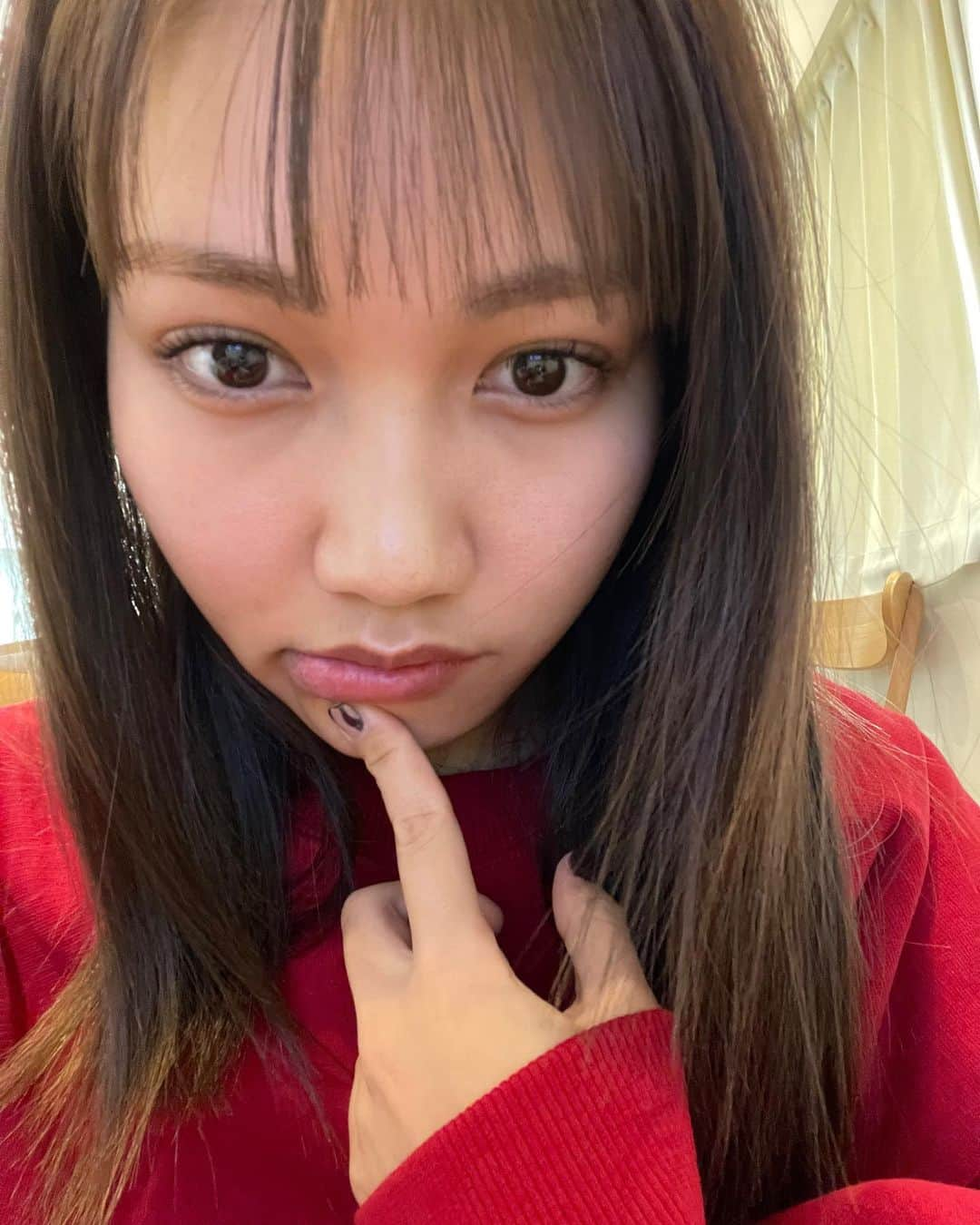 井上苑子のインスタグラム：「セルフまつぱちょっと難しかったけどお気に入り💐マスカラ塗らずにこれ〜🫶🏻 すっぴんでもまつ毛上がってるだけで女子っぽくいられて嬉しいよね~(自己満 次はもっといい感じにできそう☺︎ 顎の指のところに、最近連泊されてるニキビさんいらっしゃったので隠しました」