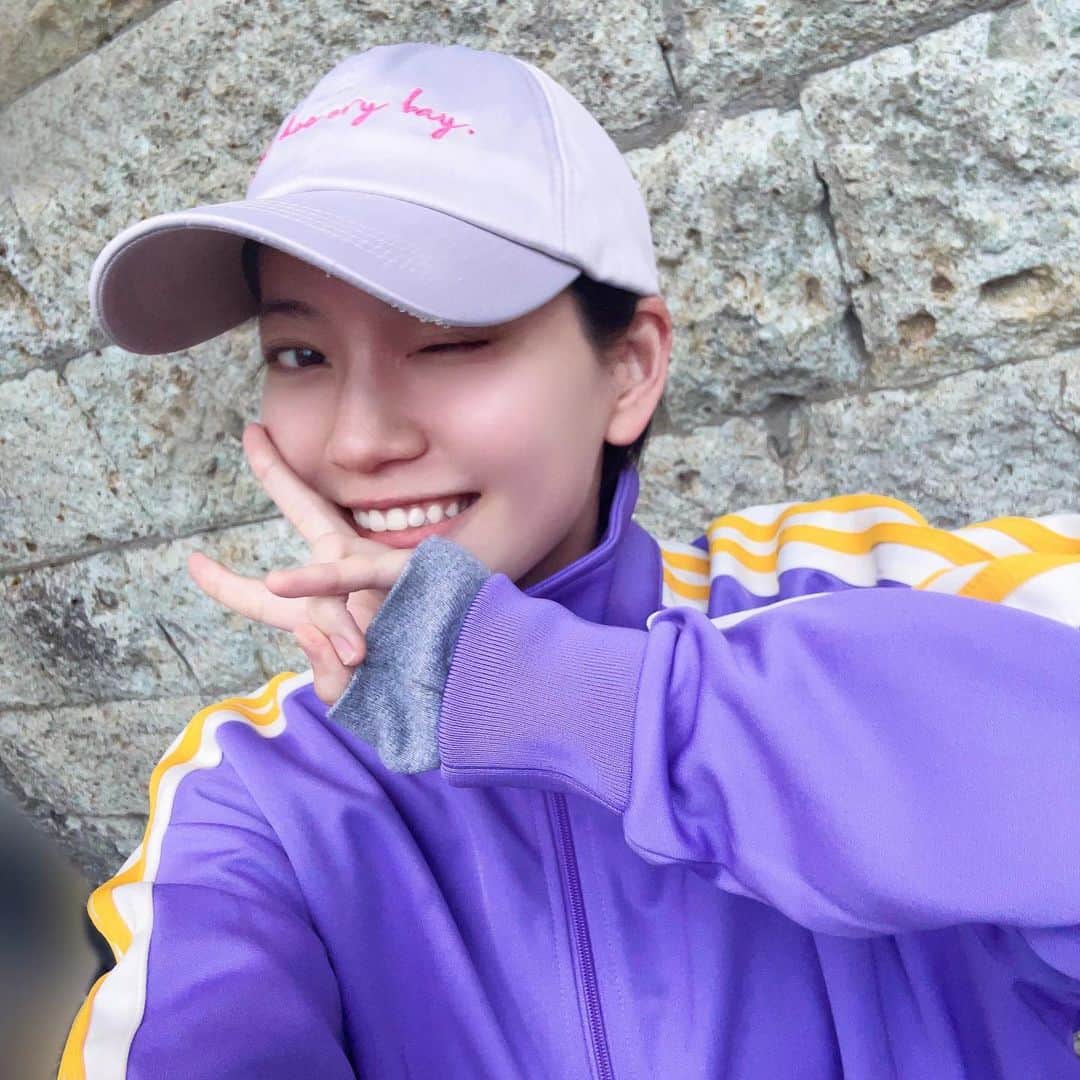 のインスタグラム：「\ 開催まであと5日🏃‍♀️🏃‍♀️🏃‍♀️/  【ＬＩＯＮスポーツスペシャル 第50回ＲＫＫ女子駅伝競走大会】  最近寒さが落ち着いてきたから 私もランニングし始めました！  日頃サウナで汗かいてたけど 運動で汗かくのやっぱ気持ちいいねええ♨️  RKK女子駅伝のInstagramアカウントでは 大会の詳しい情報をはじめ 出場するRKKチームのみなさんの意気込みや 過去出場者の仮装がいっぱい載ってるからチェックしてねん！ 💁‍♀️🤍 @rkkekiden 🏃‍♀️🏃‍♀️  RKK女子駅伝は「コスチューム賞」もあり、 毎年、たくさんのチームが素敵な仮装で参加しています！ 出場するランナーも、見て応援する側も どっちも楽しめる大会っていいよね📣✨！ 今年はみんなどんな仮装で出場されるのか 今から楽しみ！！  #RKK女子駅伝 #PR  #熊本」
