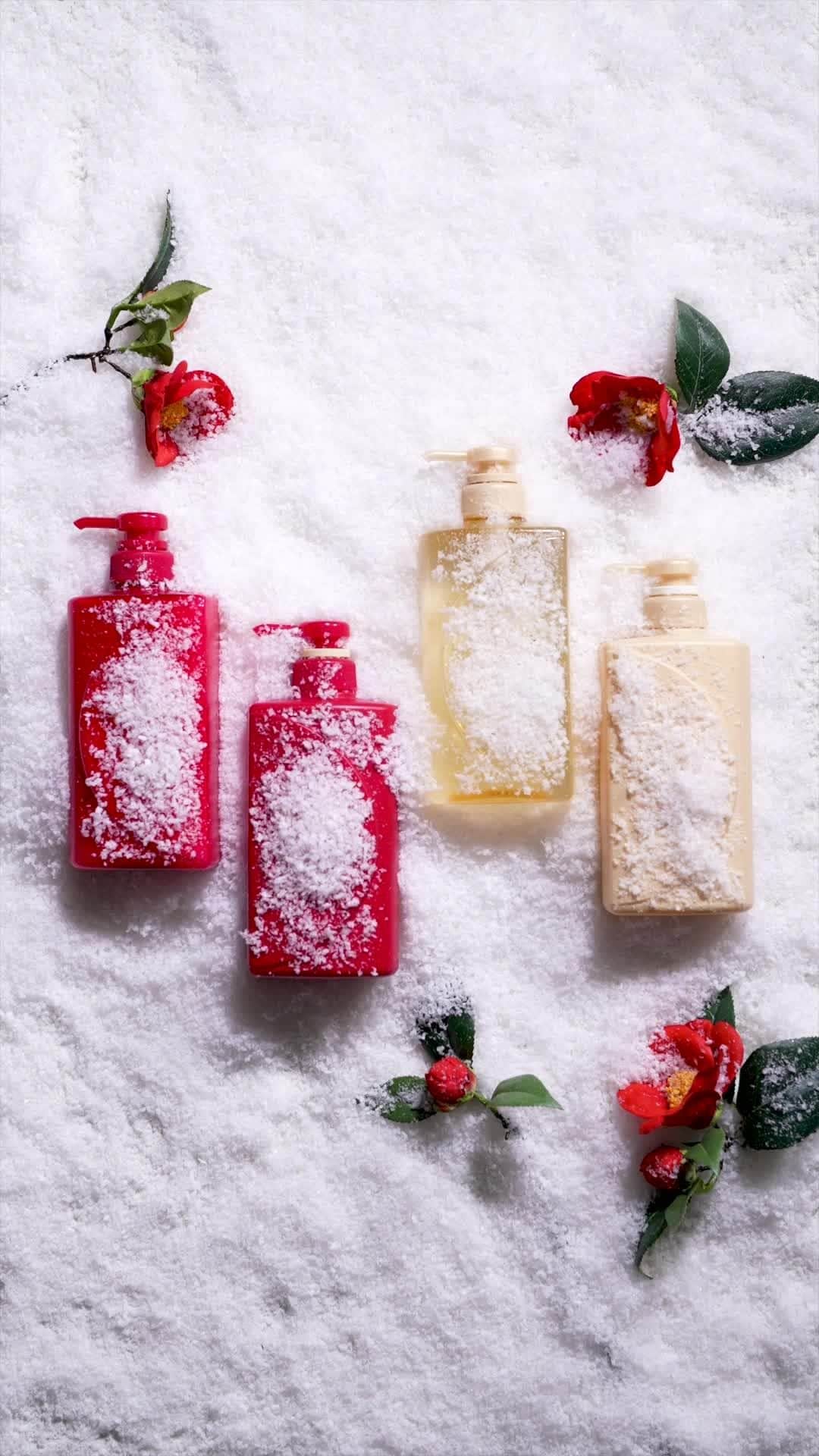 のインスタグラム：「冬の乾燥した髪にこそ、TSUBAKIで集中ケア❄  厳冬をものともせず咲き誇る、冬の代表花「椿」。 そんな椿から生み出される「椿オイル*」が使用されているのが”TSUBAKI”なんです。  だからこそTSUBAKI独自の艶髪が実現します🌸  寒い冬も毎日のTSUBAKIのヘアケアでうるおいをチャージしましょう✨  *ツバキ種子油（ツヤ）  #TSUBAKI #ヘアマスク #ヘアパック #ヘアケア #ダメージヘアケア #おすすめシャンプー #モテ髪 #最新コスメ #コスメレポ #シャンプーマニア #乾燥 #バズりコスメ #冬コスメ #ドラコス #椿 #椿オイル #椿油」