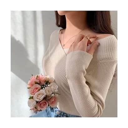 maison de LATIRのインスタグラム：「新作をcheck➤ @maison_de_latir   ■ ITEM ：V-neck off shoulder knit top  ■ PRICE ：3,88円 　→50%OFF 1,936円(税込)  ■ DETAILS ：デコルテをきれいに見せてくれるVネックニット。 　そのままでもオフショルダーとしても着れる2wayアイテム。  ■ COLOR ・ ブラック ・ ホワイト ・ アイボリー ・ ピンク ・ グリーン ・ キャメル  ■ SIZE FREEE  ---------- #セレクトショップ #selectshop #大人コーデ #着やせコーデ #高見えコーデ #トレンドファッション #着やせ #高見えアイテム #fashion #大人カジュアル #春コーデ #春夏コーデ  #春服コーデ  #春夏ファッション  #春トップス #vネックトップス  #ニットトップス #オフショルニット」