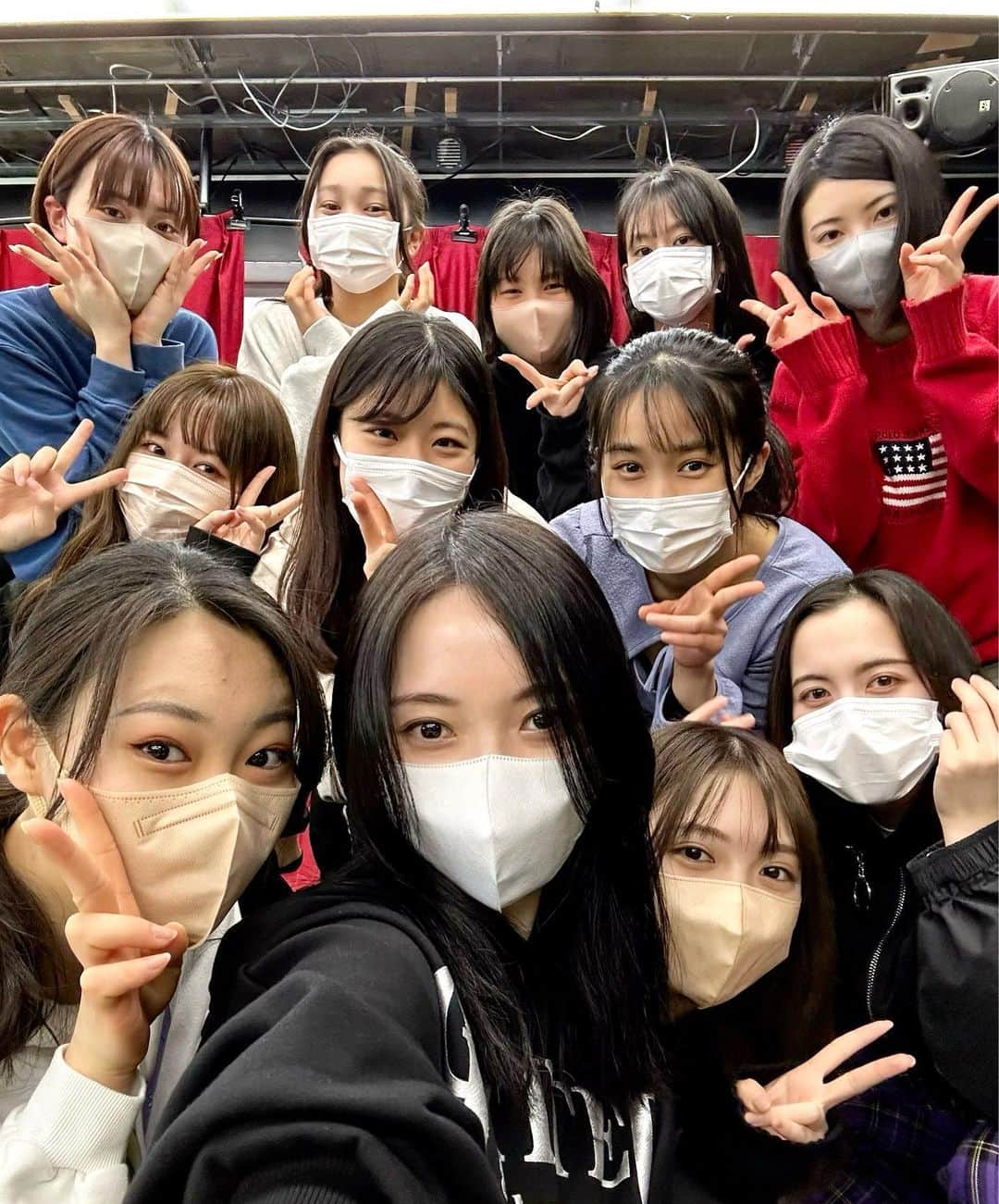 漆畑瑠菜さんのインスタグラム写真 - (漆畑瑠菜Instagram)「ゲートチーム🫶🔥顔いっぱい🤣 ついに本番まで10日を切りました!!  ゲートチームは同世代の子が多くて、 演技も合わせやすく休み時間でも楽しいです( ¨̮ )  私は17歳のやんちゃな男の子を演じるのですが、 ずっと苦戦してきて集中稽古期間でやっと少しずつ形に なってきています...🥹🔥  チケットですがまだまだあります🙇🏻‍♀️ 特に平日がオススメです！ 私とお知り合いの場合は取り置きも可能の場合があります。 是非御検討ください🫶  🔍「劇」小劇場 @下北沢  3/15(水)19:00 3/16(木)15:00 3/17(金)19:00 3/18(土)15:30 3/19(日)12:00  チケットのURLはプロフから🙇‍♂️  #ゲートシティの恋#舞台#小劇場 #下北沢#劇小劇場#新人女優#男役#主演 #舞台鑑賞#舞台情報#ドラマデザイン社」3月6日 18時14分 - arieluna0716