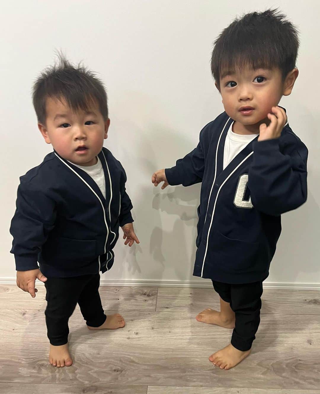 あゆのインスタグラム：「. GUコーデ🤍 お揃いにすると可愛いなぁ✌️✌️  . . #年子育児 #年子兄弟 #男の子コーデ #年子コーデ #guコーデ」