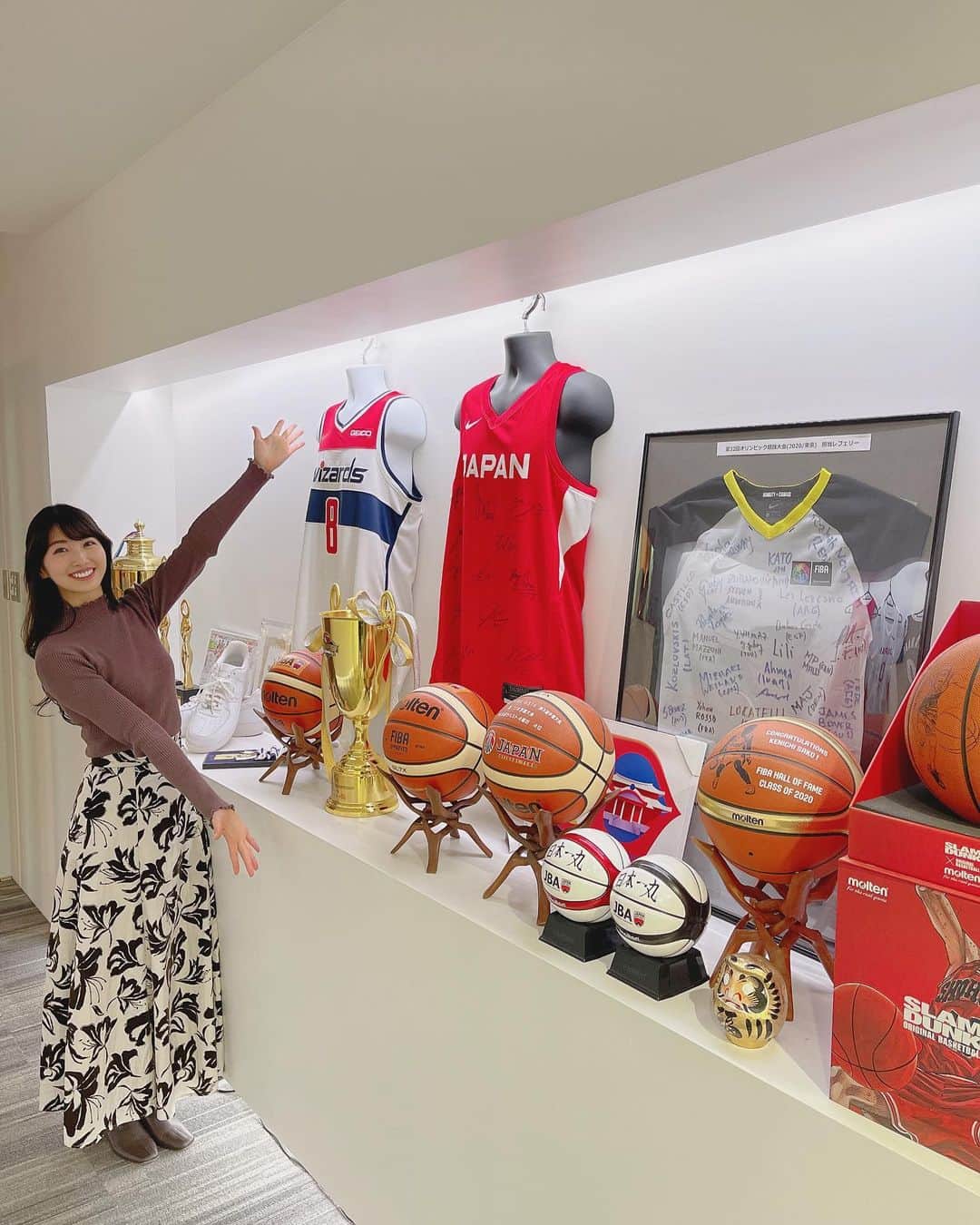 のインスタグラム：「#Bリーグ オフィスの入り口♡ . . . . 先日【JAPAN BASKETBALL OFFICE】に行ってきました🏀⛹️‍♂️🌈  入り口からめちゃくちゃテンション上がるエントランス、、、！  また行けますように🫶🏻 . . . . #jba #japanbasketballassociation #日本バスケ #島田のマイク #BMYHERO #Wリーグ #いこうよWリーグ #次はバスケだ #basketball #japanbasketball」