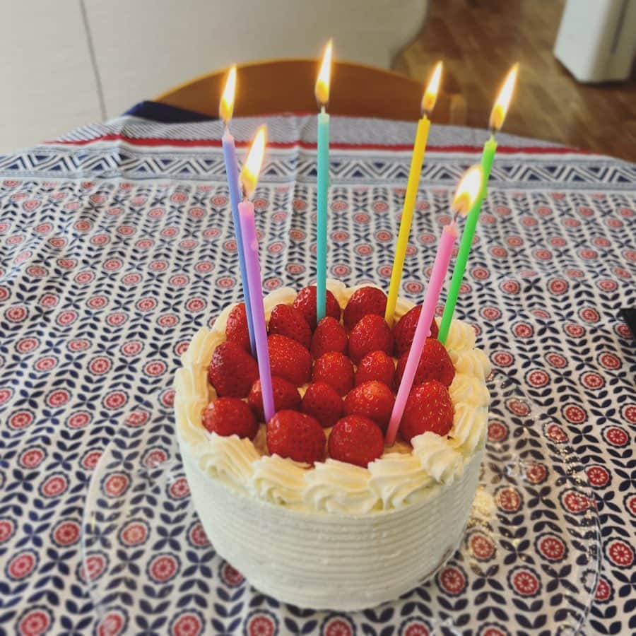 のインスタグラム：「誕生日のメッセージ たくさんありがとうございます。  歳を重ねるほど ここまで無事に生きていられたことに 感謝の念が湧いてきます。  そして歩みの中で 出逢えたいろんな人たちすべてが 今のわたしを構成していることを 実感しています。  生きていればこそ 経験できるいくつものことを これからも愛おしみながら、 大切に過ごしていきたいです。  これからも よろしくお願いします！  2023.3.6 南壽あさ子」