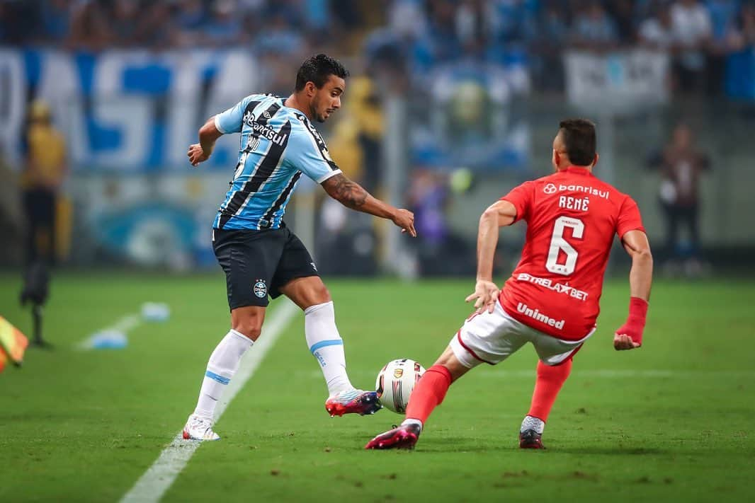 ファビオ・ペレイラ・ダ・シウヴァのインスタグラム：「Meu primeiro Grenal, que atmosfera maravilhosa, vitória merecida demais, seguimos na luta e unidos 💙💙」