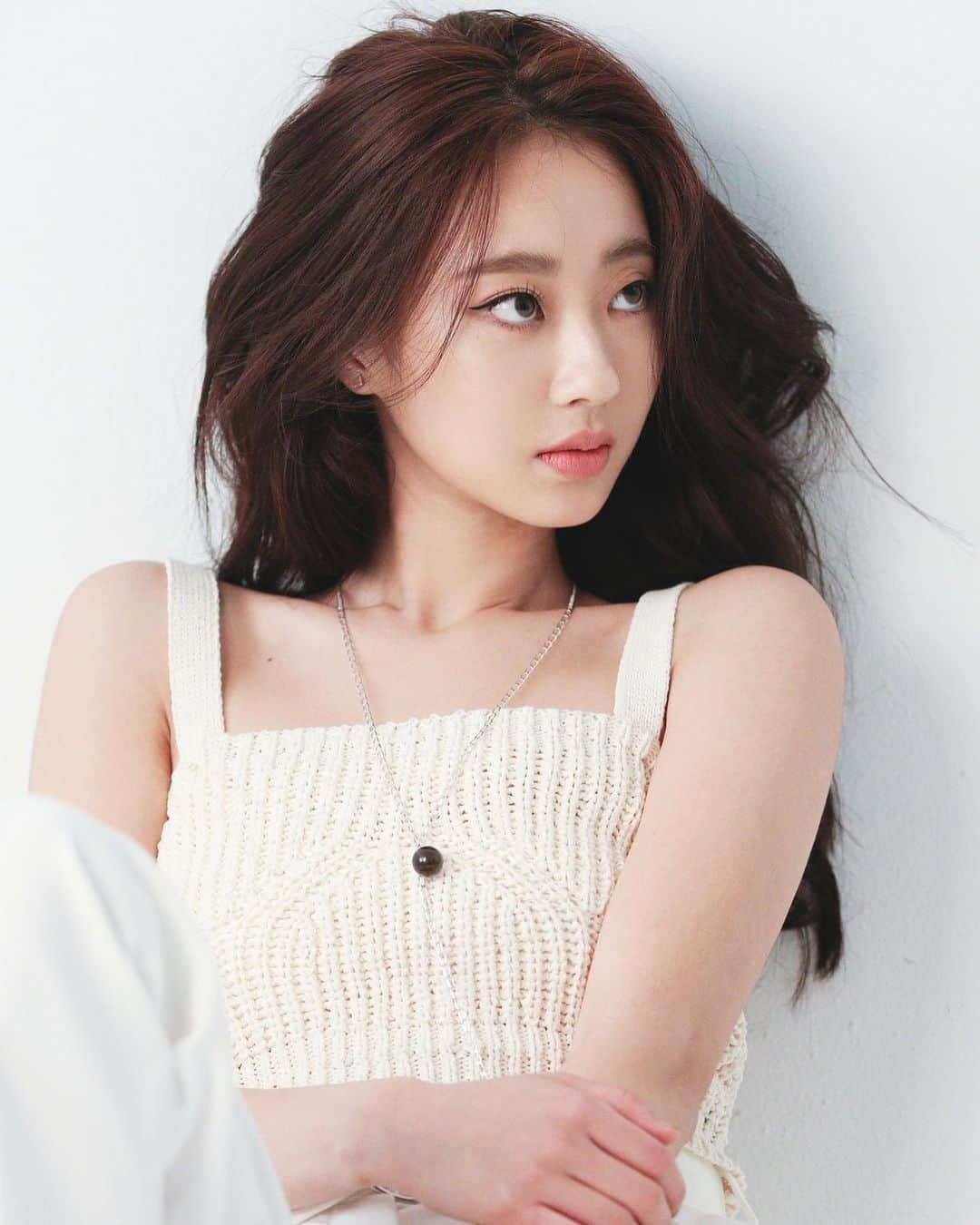 ギョンリ のインスタグラム：「안녕하세요 경리 입니다◡̎ 3년간 함께했던 ynk엔터테이먼트와 계약만료 되었습니다.  저의 활동을 항상 궁금해 해주시고 기다려주시는 팬분들을 위해 짧게나마 글 올리려 합니다.  함께 작년에 작업했던 드라마가 아직 방영전, 그리고 또 촬영중에 있습니다. (둘다 올해 방영 될 것 같네용~) 그동안 회사 대표님, 식구분들 감사했습니다⭑  다른 분야에 도전 해봤다는것에 의미 있었고 또 내가 앞으로 하고싶은일이 있다는것에 감사 합니다. 올해는 응원해주는 분들에게 조금 더 보답하고 싶은 한해 입니다ღ 늘 글로 인사 드리지만 보고싶었던 팬분들 만나서 한분한분 또 인사할 날을 기약 해봅니다. 보고싶고 늘 고마워요!」