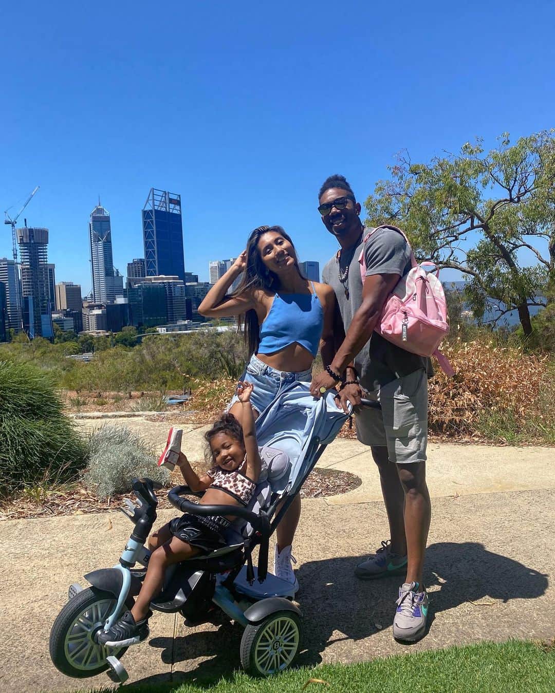 シェネルのインスタグラム：「Fam day at a spot I grew up driving by alot with my parents … we were the fam that went on drives a lot .. but now having my own fam.. we take it a step further then just the scenic experience, we step out into the world and explore .. 🌱🌷」