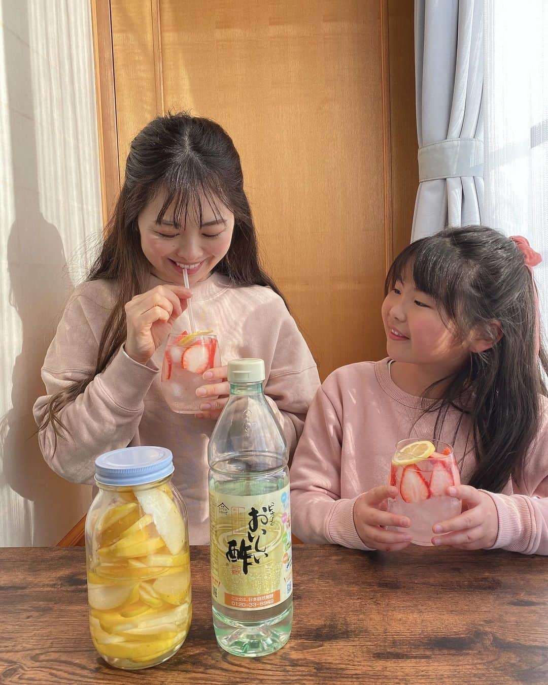 manamisotayutaのインスタグラム：「おうちカフェ♡  娘と一緒にフルーツビネガー🍓🍋作ったよ♪  簡単フルーツビネガーはお好みのフルーツとレモン、はちみつ、"ピュアのおいしい酢"を入れて冷蔵庫で3時間ほど漬けるだけ♪ 簡単にできてとっても美味しい‼︎ 酸味も少なく、ツンとこないから、こどももごくごく飲める💕 毎朝飲んでるよ♪ おいしい酢はみかん果実酢を配合してるんだって♡ レモン🍋りんご🍎いちご🍓にもすごく合う♡  果物だけじゃなくお野菜をつけてピクルス🥒もめちゃくちゃ美味しい‼︎   酸辣湯スープはこどもにも大好評でよく作る♪ 私は餃子🥟にもお酢をたっぷりつけて食べるよ‼︎  @oishii_su  ピュアのおいしい酢は飲んでも、漬けても、料理にもおすすめ‼︎   お酢大好きw  #ピュアのおいしい酢  #おいしい酢#pr #親子でクッキング #フルーツビネガー #お酢レシピ #お酢好き  #おうちカフェ #おやこーで #お酢ドリンク #いちごドリンク」